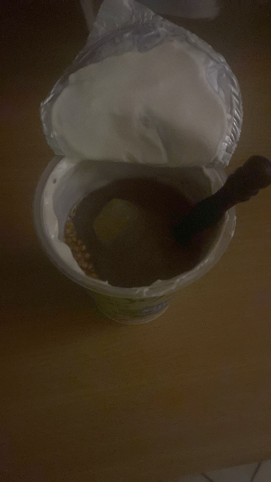 Jogurt z miodem i granolą