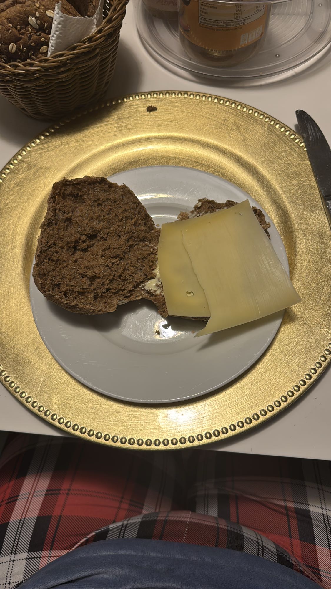 Bruin broodje met kaas