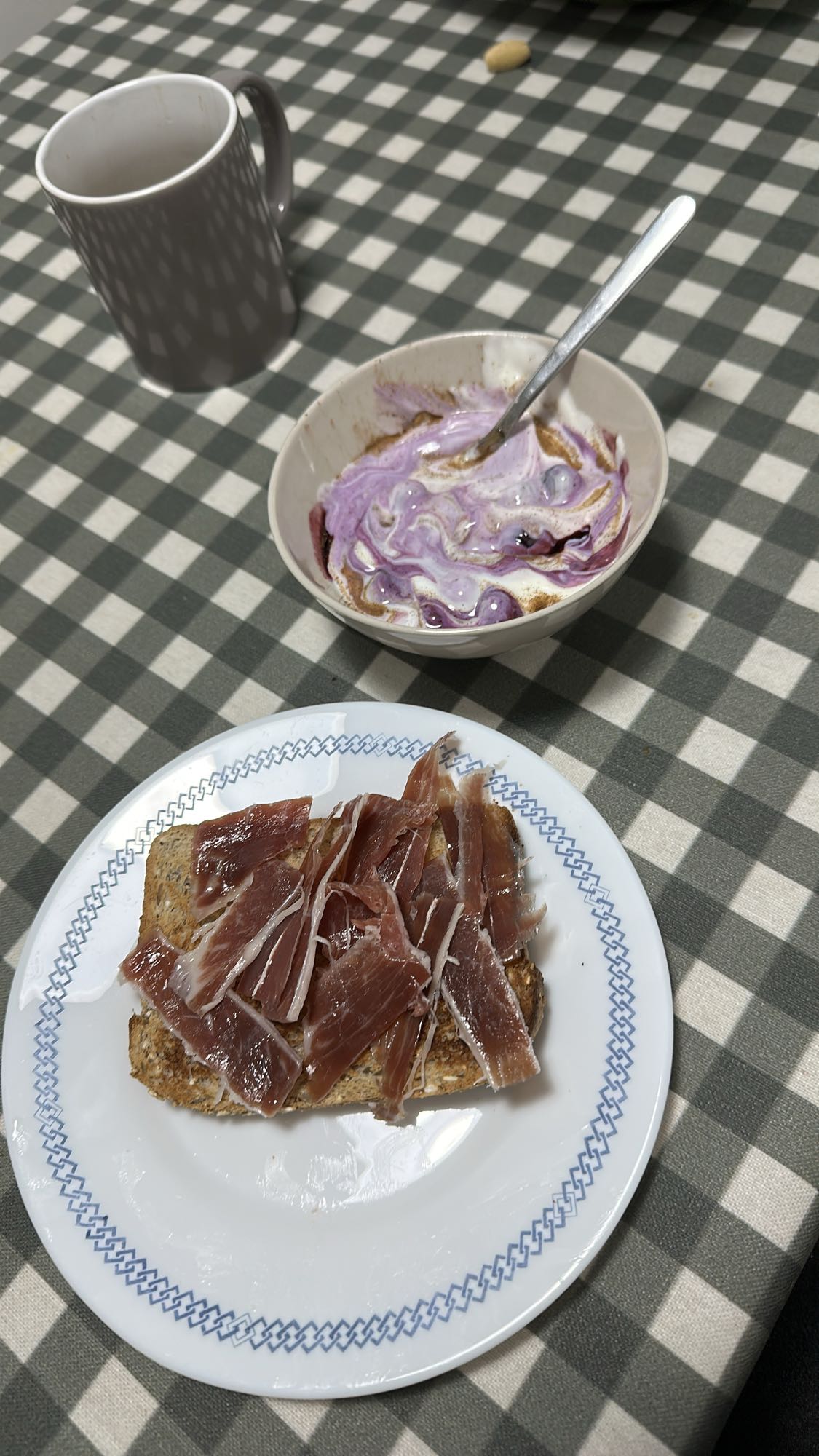 Tostada con jamón y yogur