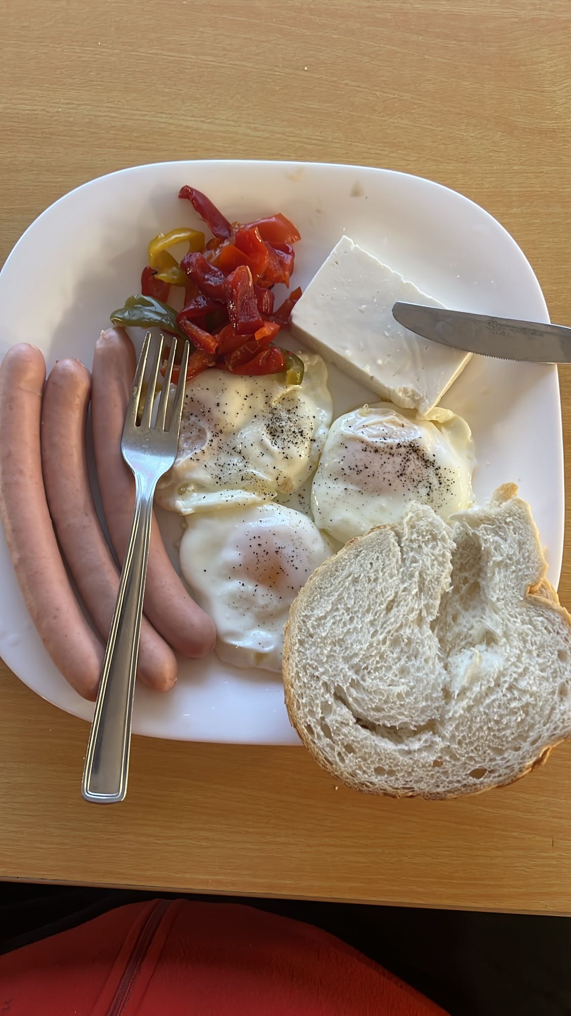 Mic dejun cu ouă și cârnați