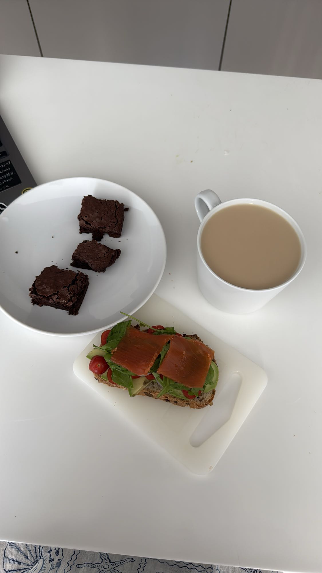 Брауни, чай и бутерброд