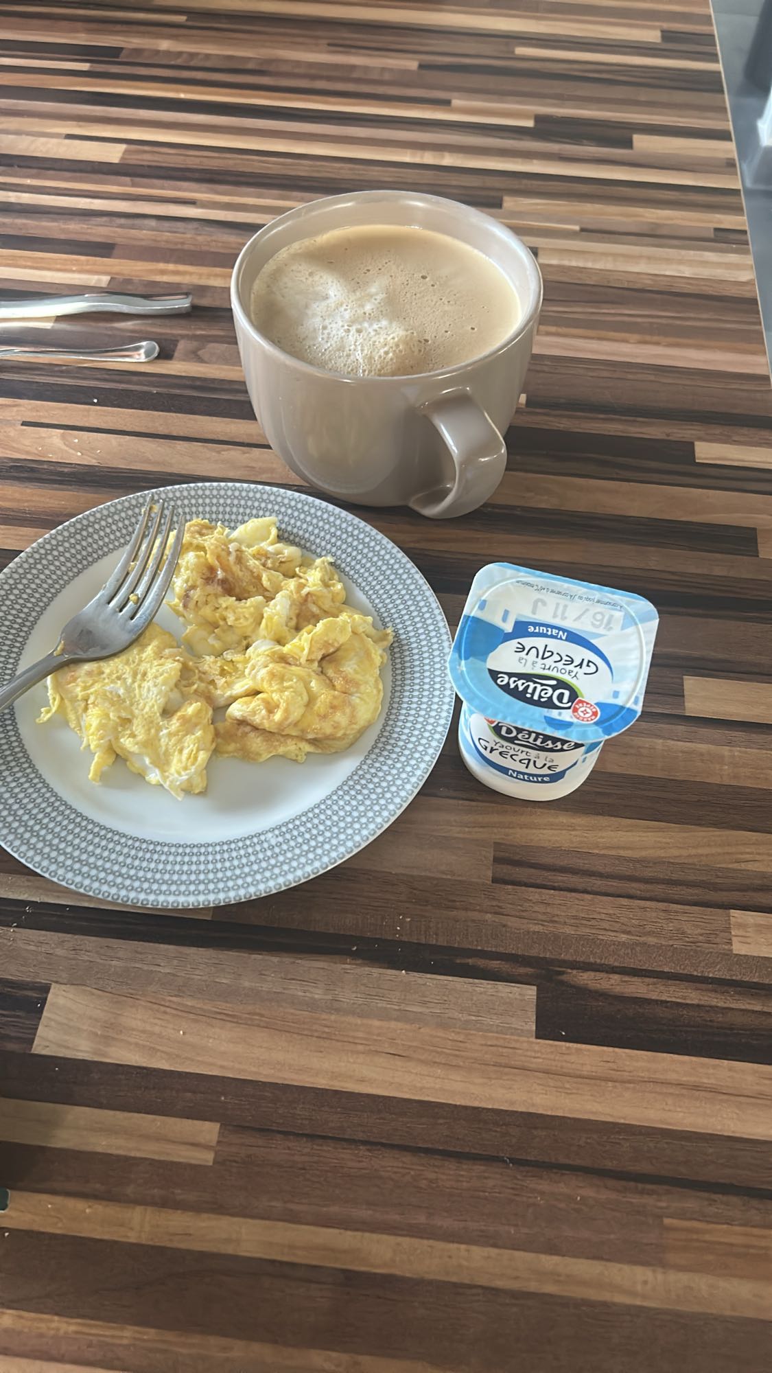 Petit-déjeuner œufs café