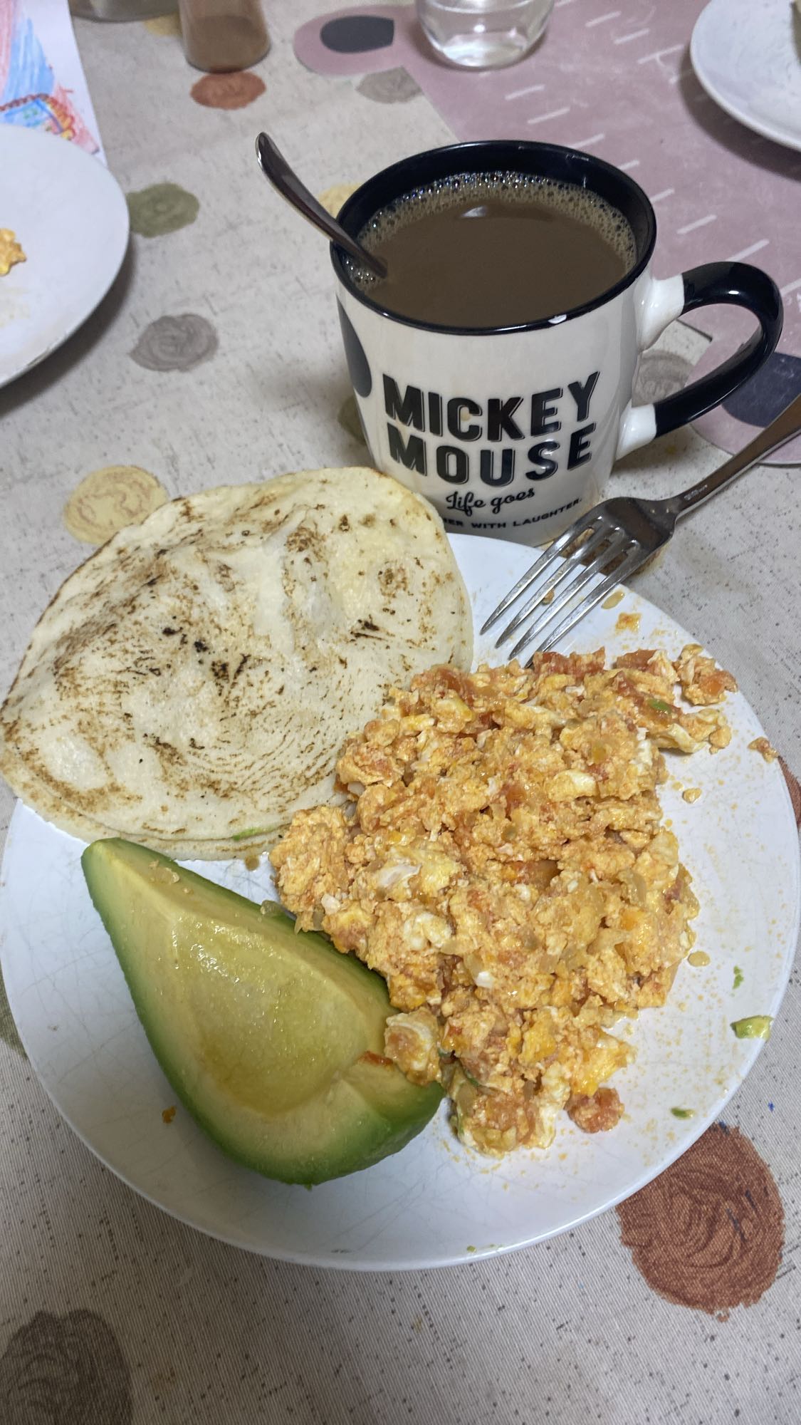 Desayuno con huevo y café