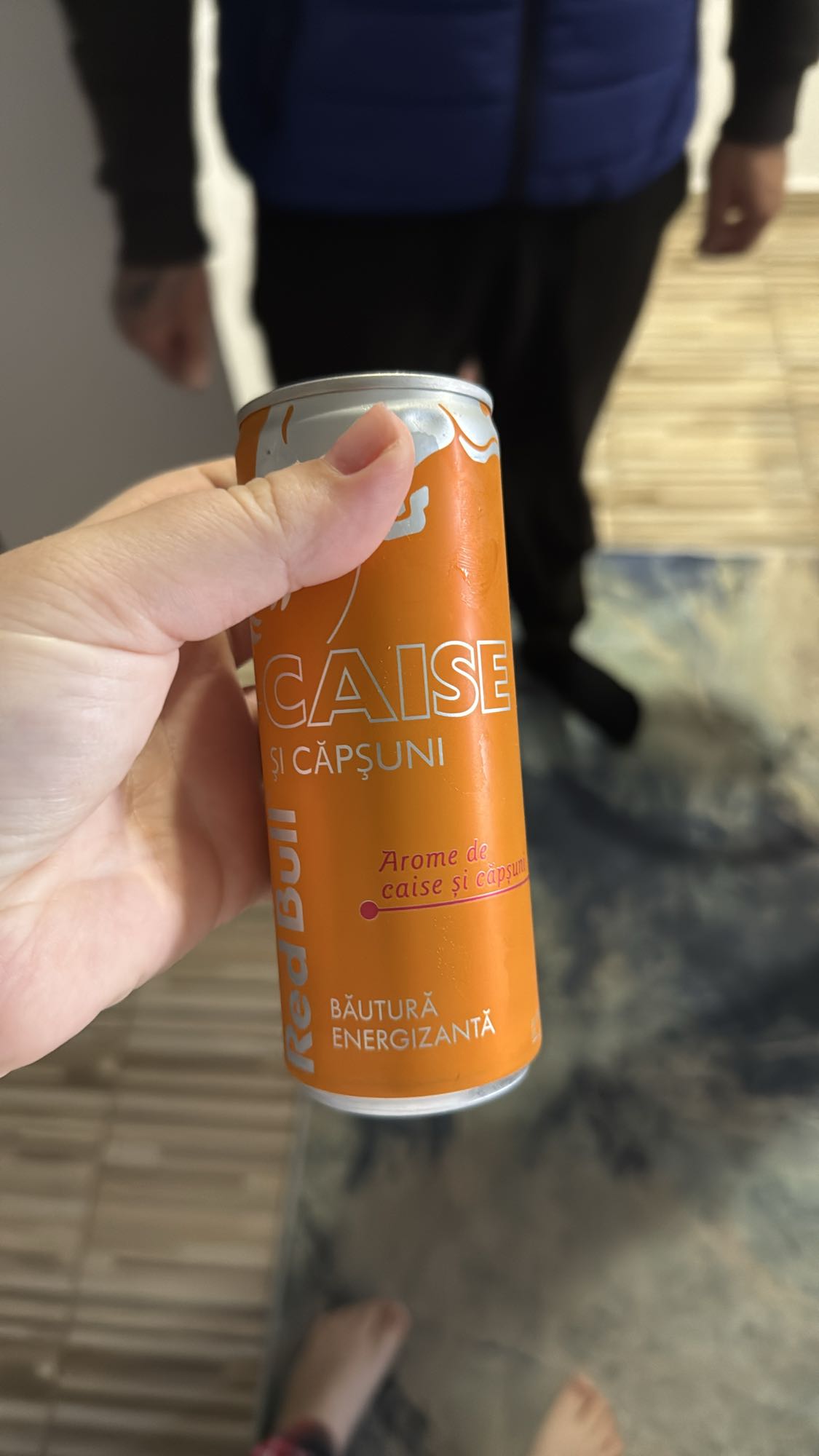 Red Bull caise căpșuni