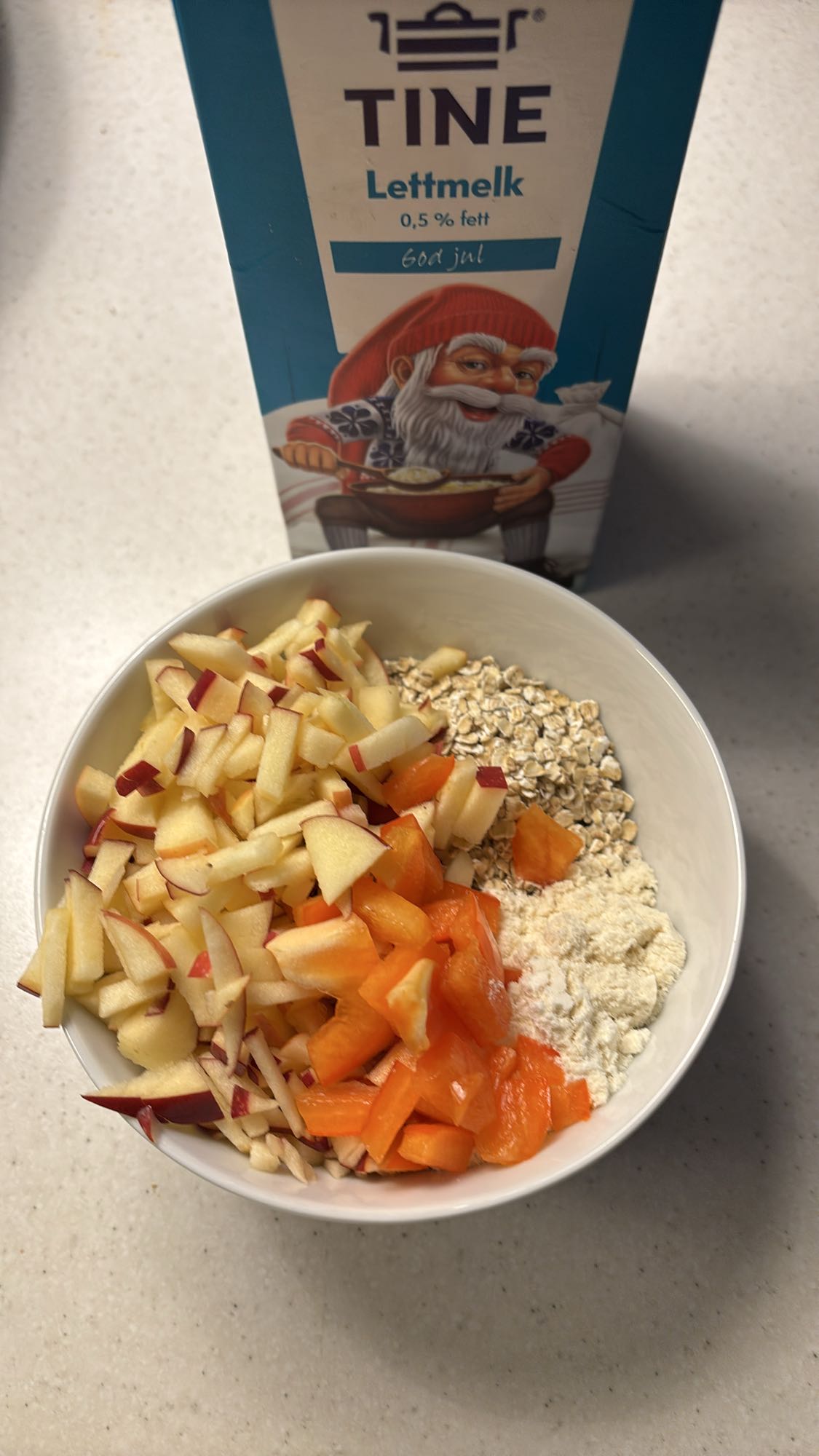 Havregrøt med eple, paprika, proteinpulver, honning og melk