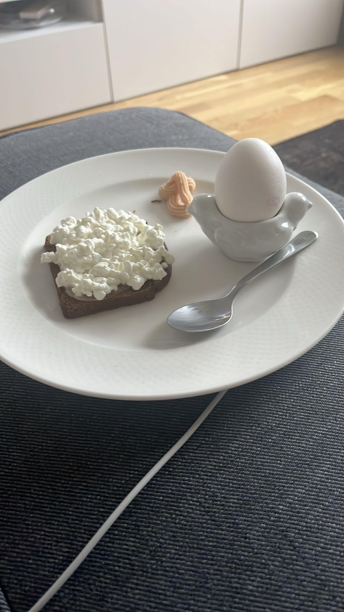 Ägg och keso på bröd