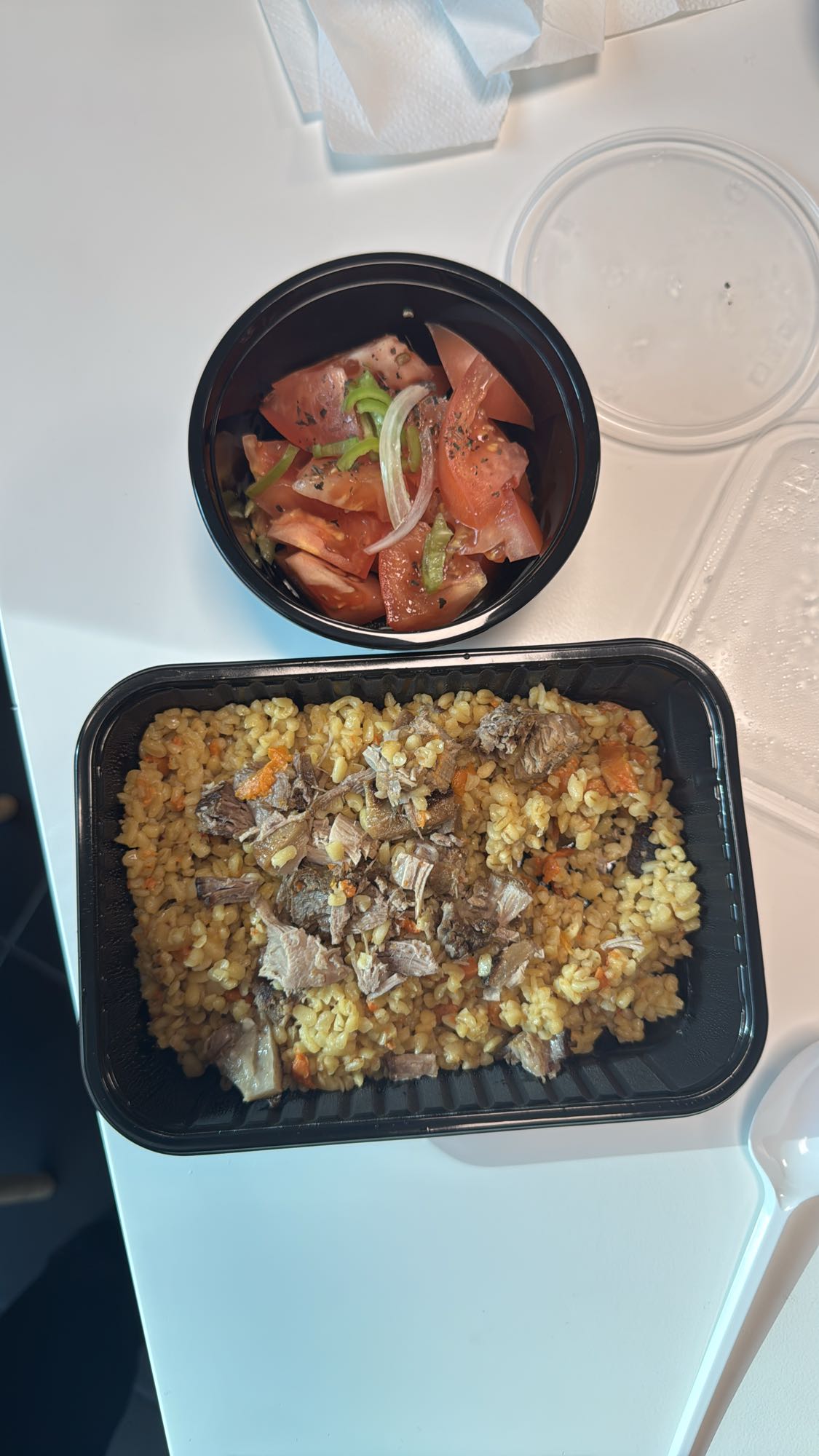 плов с салатом