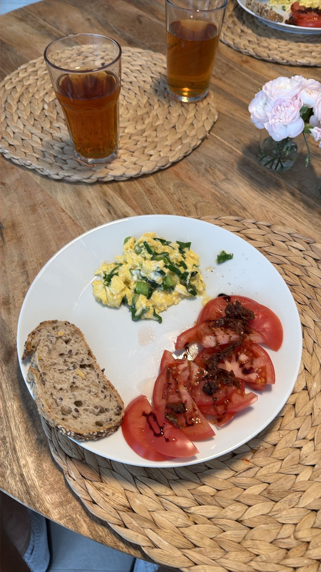 Jajecznica z pomidorami i chlebem