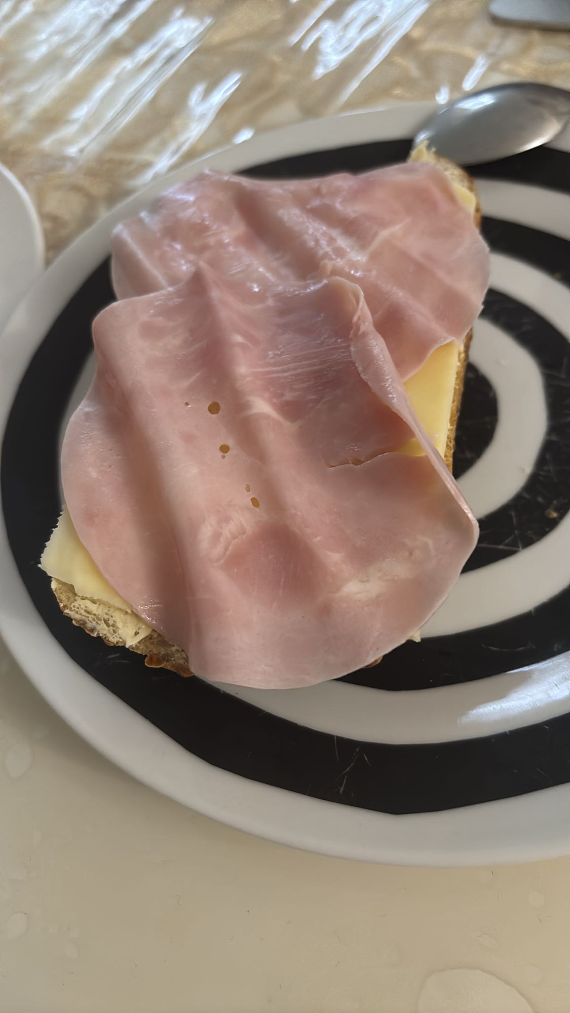 Skinksmörgås med ost