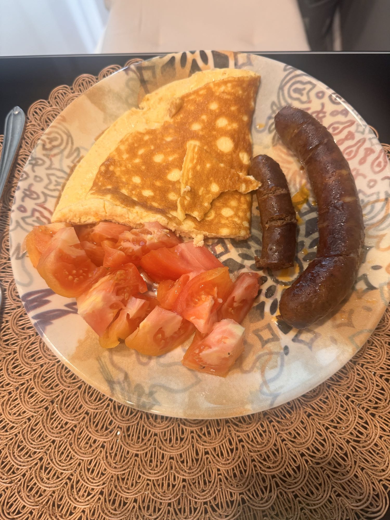 Омлет с колбасой и томатом