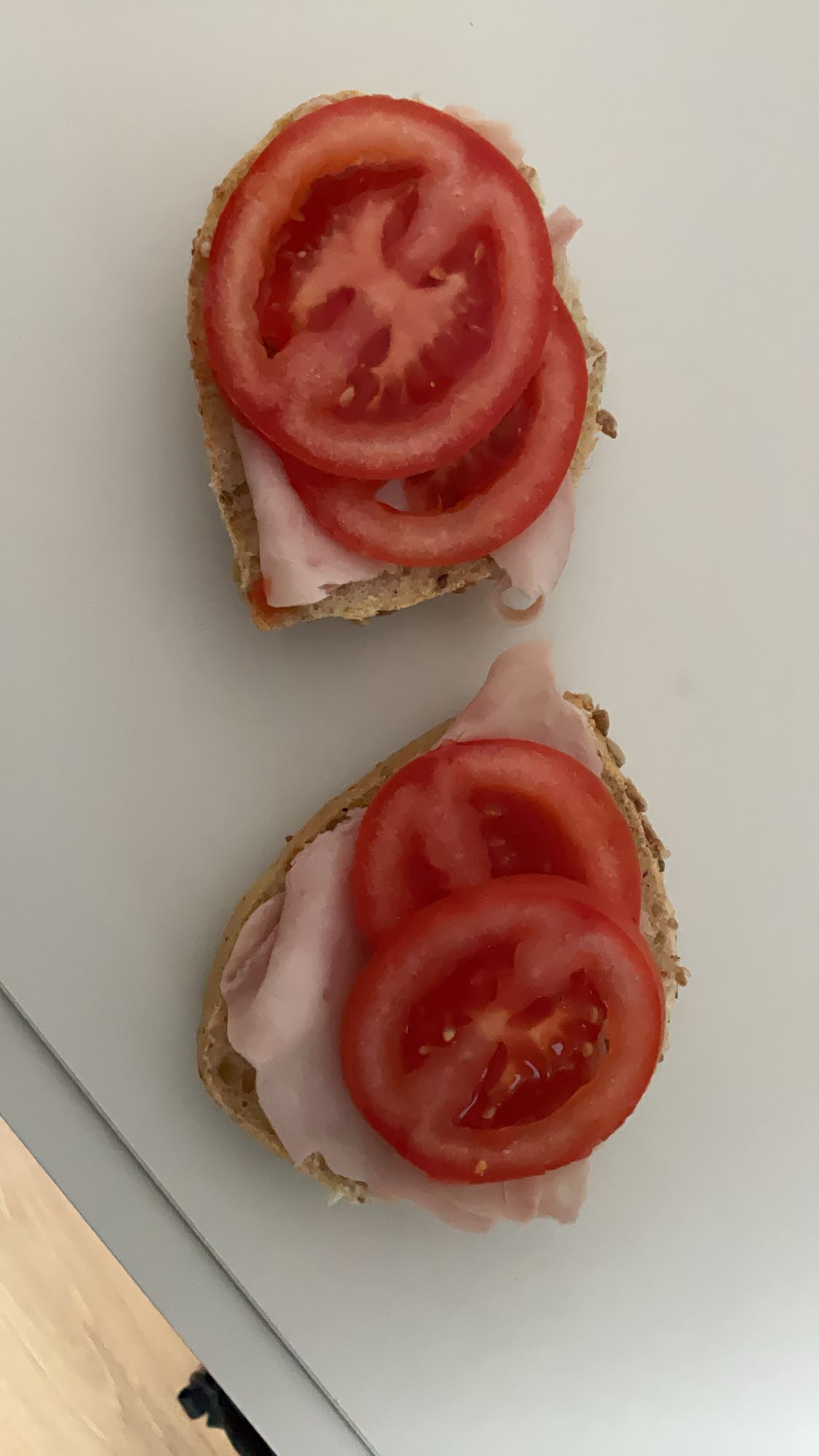 Kanapki z szynką i pomidorem