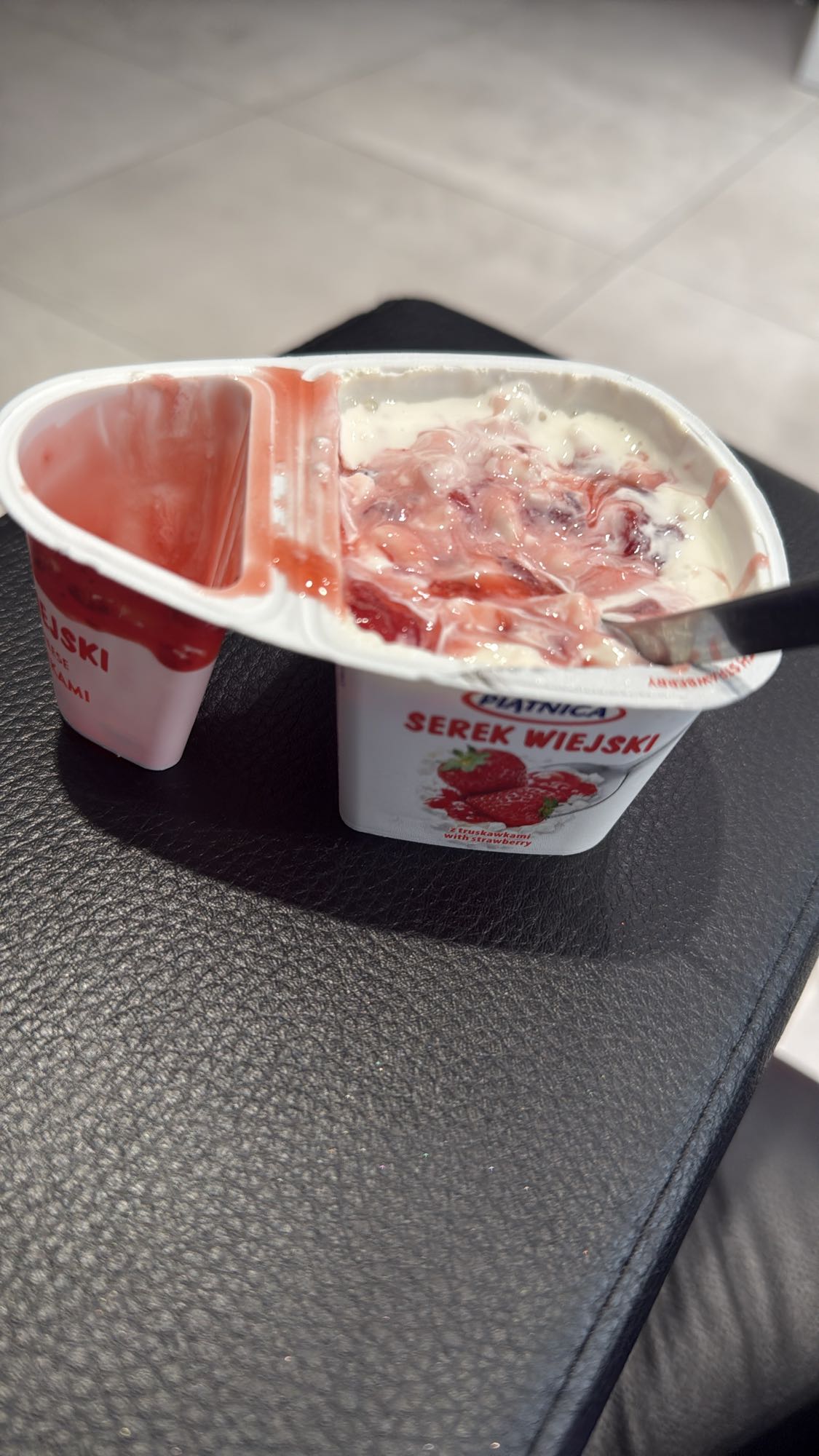 Serek wiejski z truskawkami