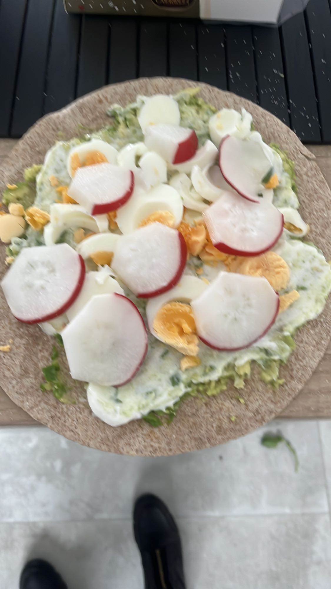 Wrap cu ou, ridichi și avocado