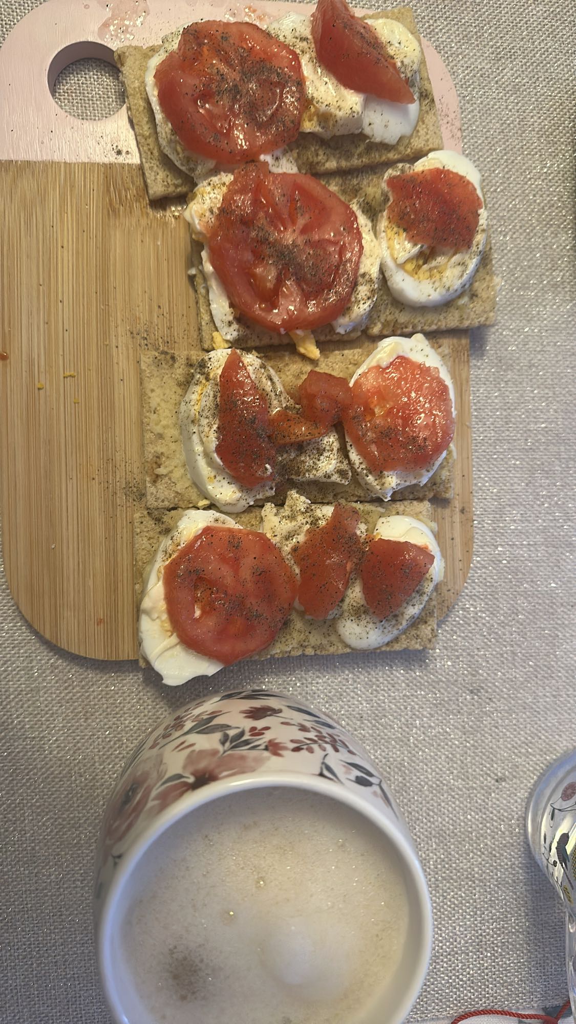 Kanapki z pomidorem i jajkiem