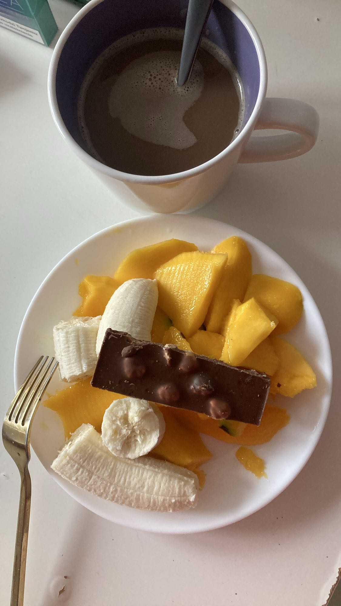 Фрукты с шоколадом и кофе