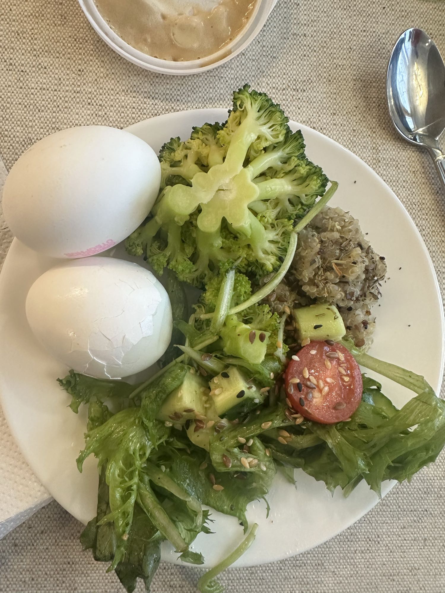 Салат с яйцами и киноа