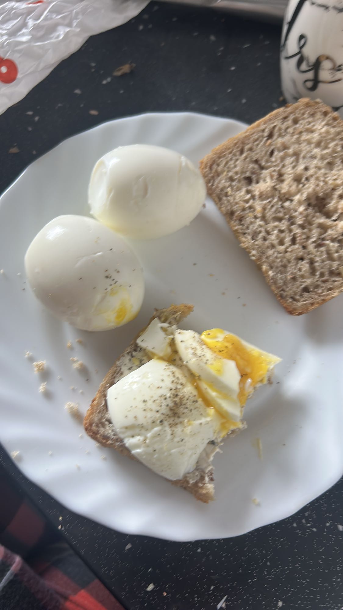 Jajka na twardo z chlebem