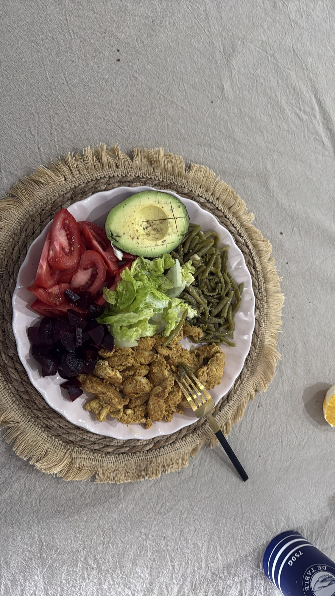Assiette poulet avocat légumes