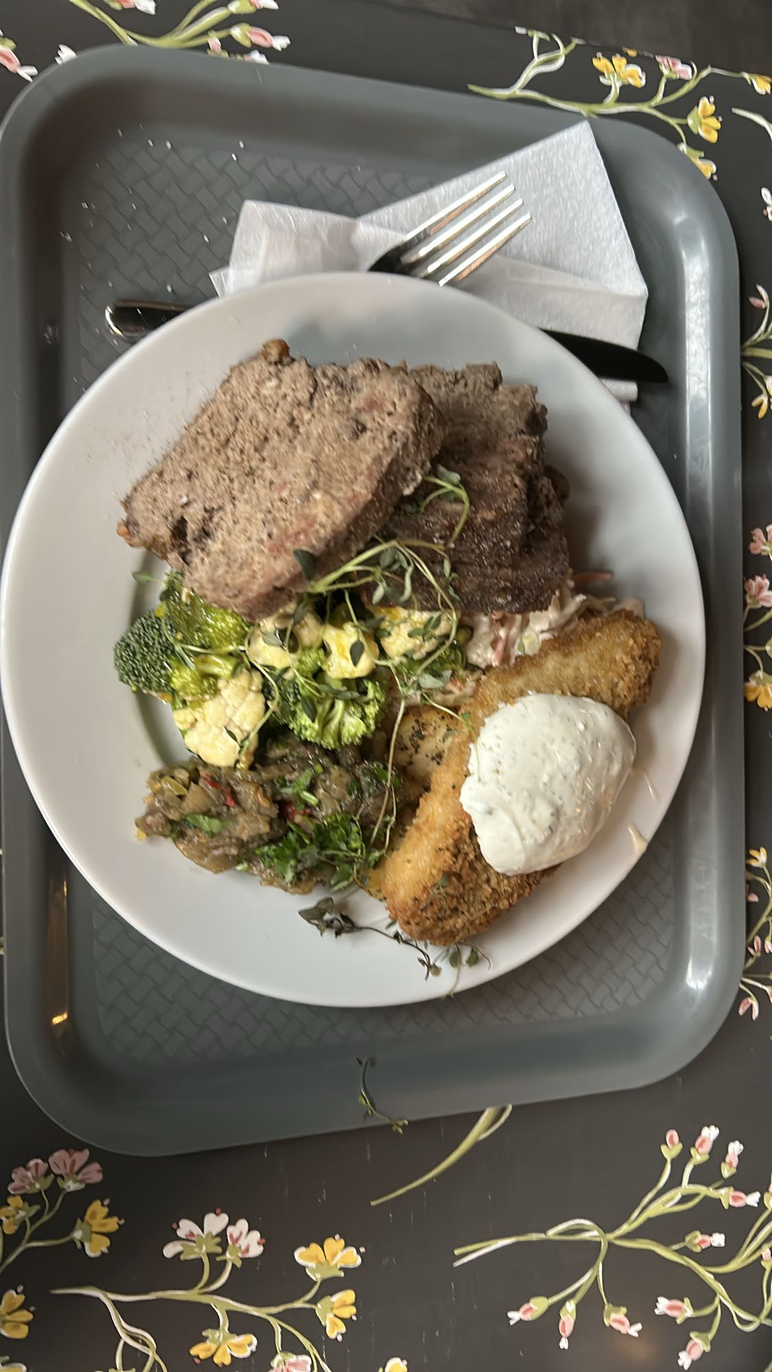 Köttfärslimpa med tillbehör