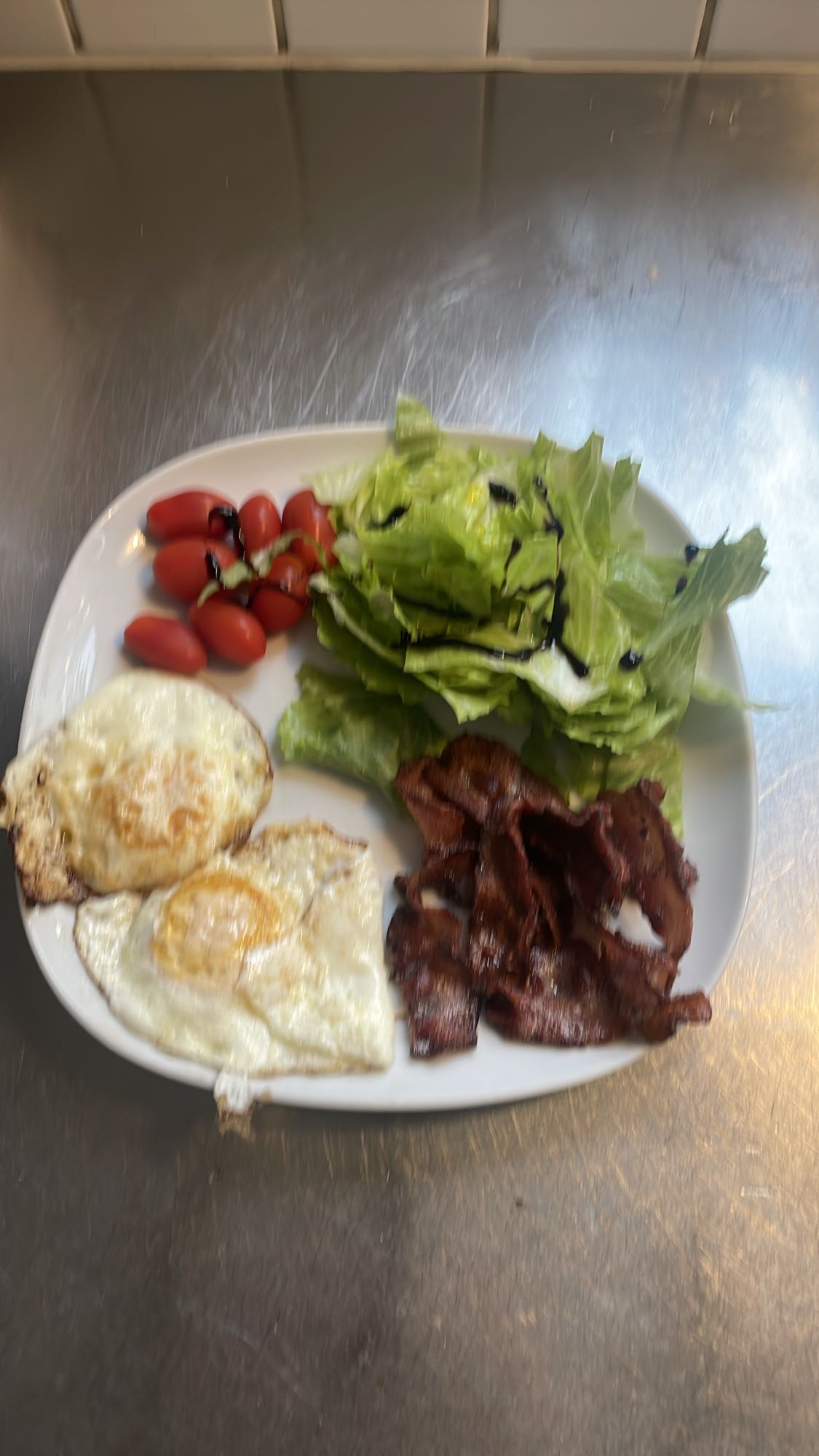 Bacon, ägg och salladstallrik