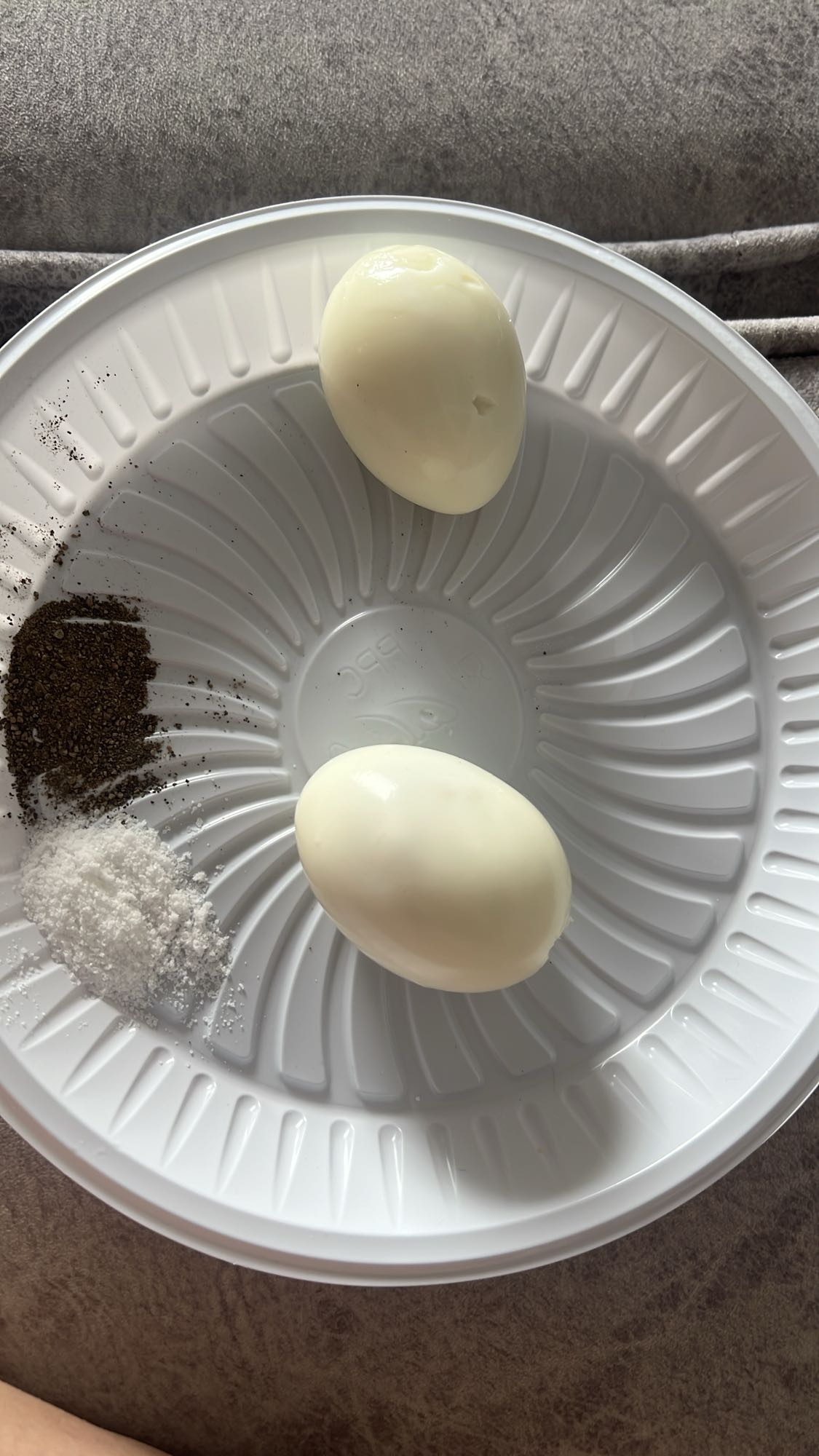 بيض مسلوق مع ملح وفلفل