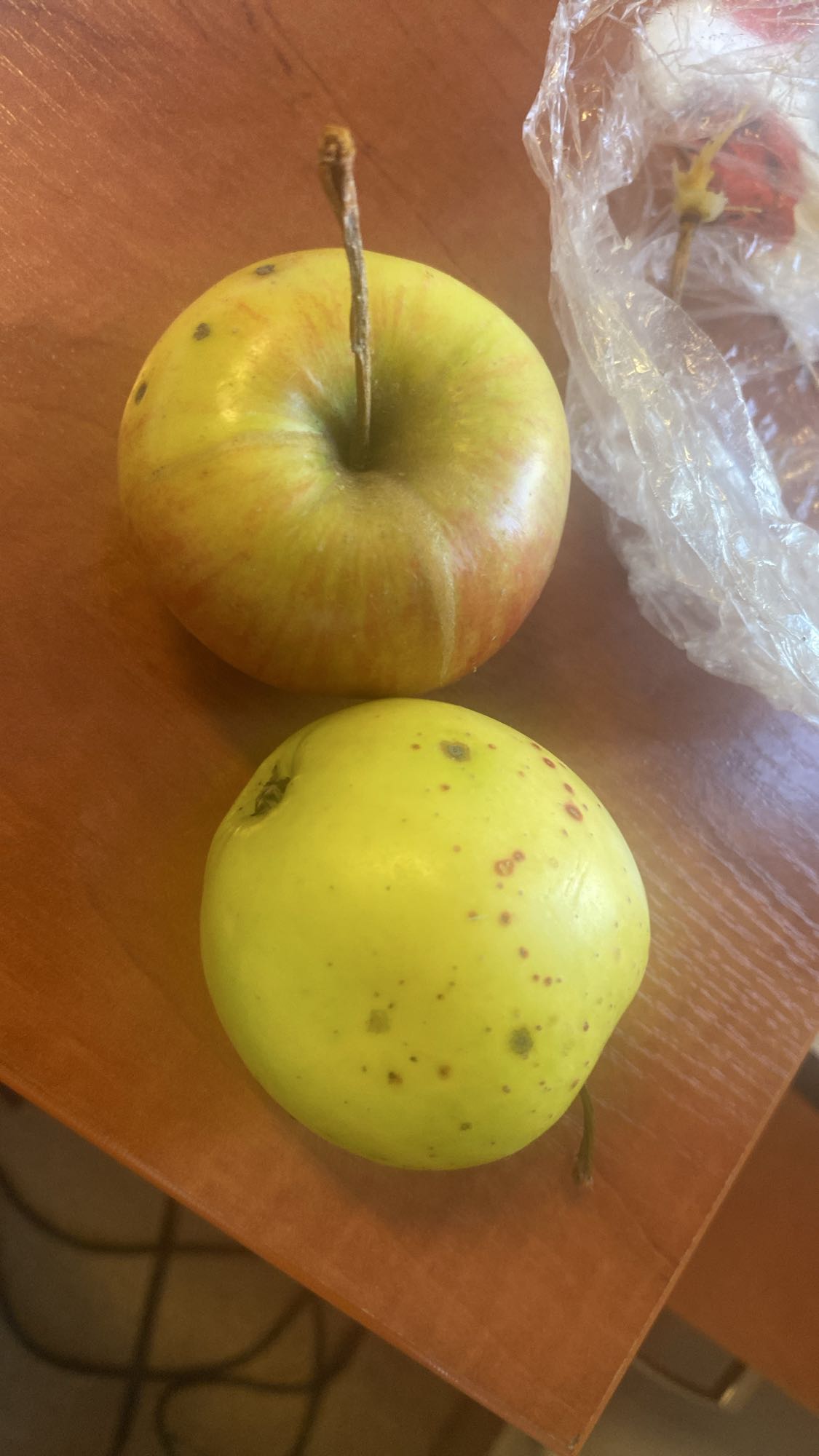 Dwa jabłka