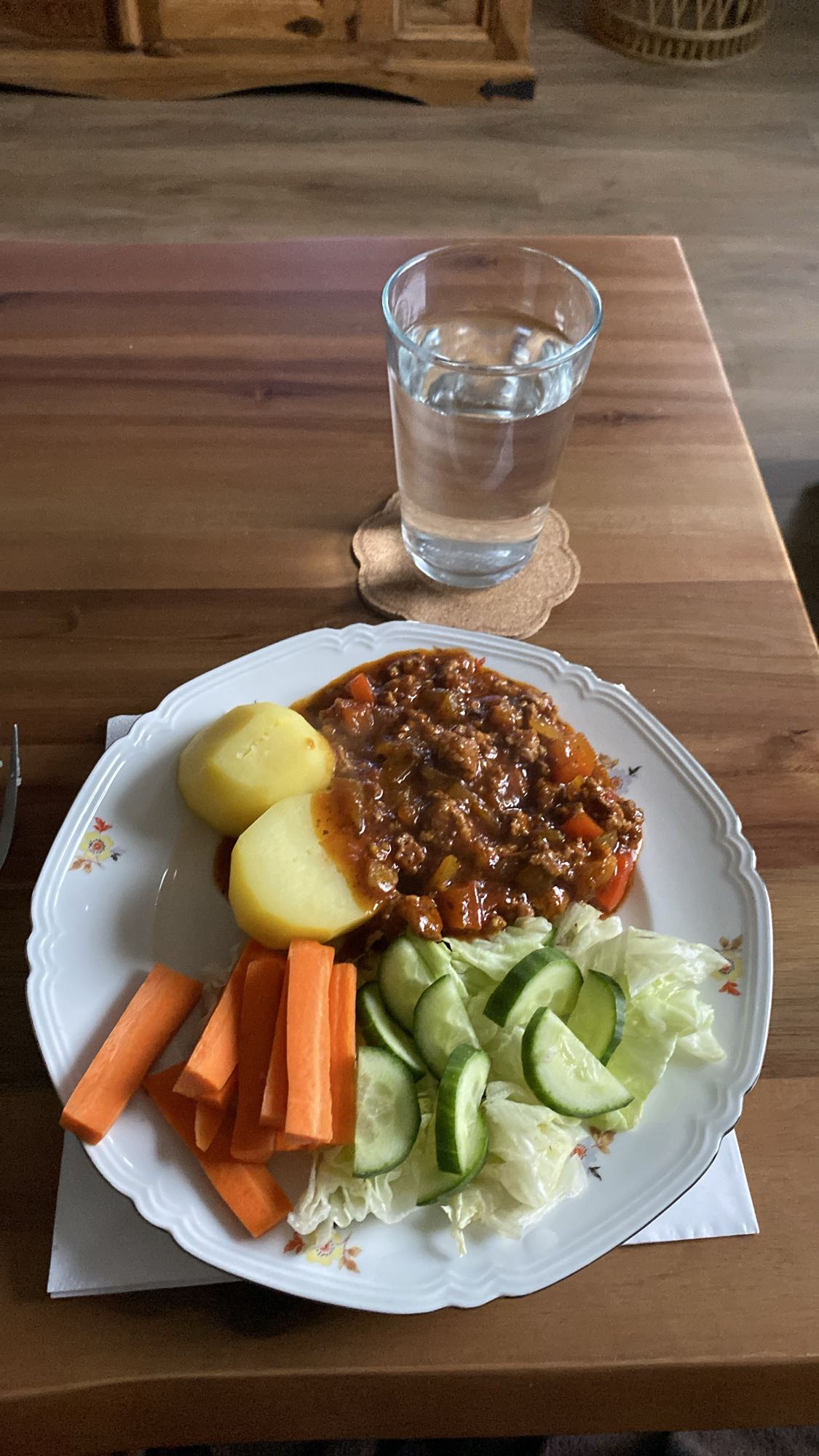 köttfärssås med potatis & sallad