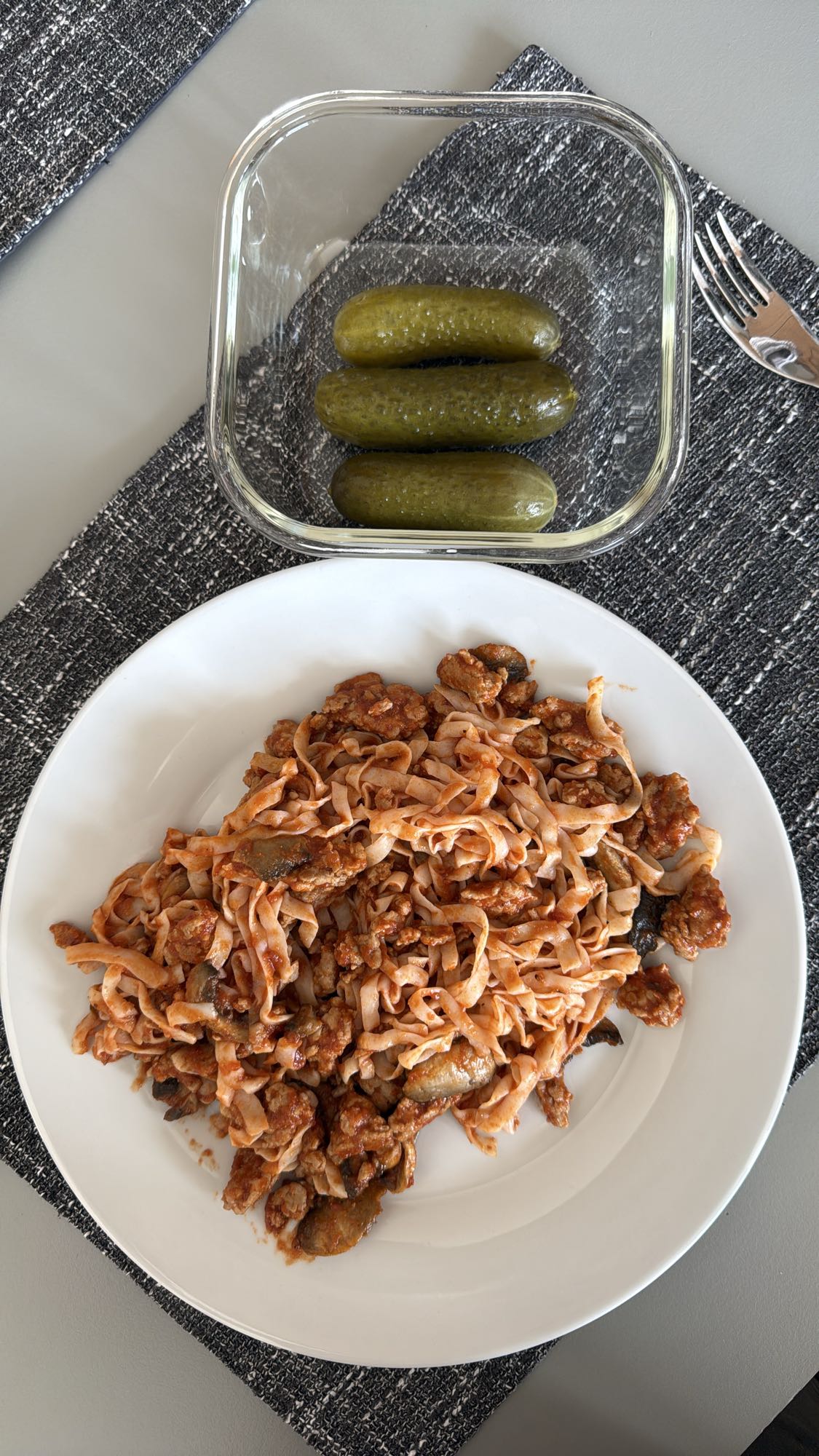 Paste cu carne și castraveți