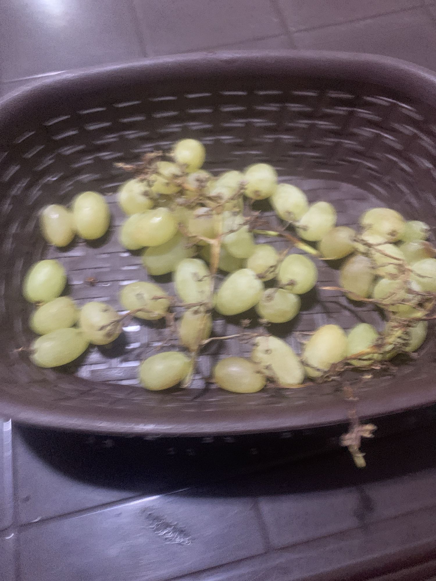 عنب أخضر طازج