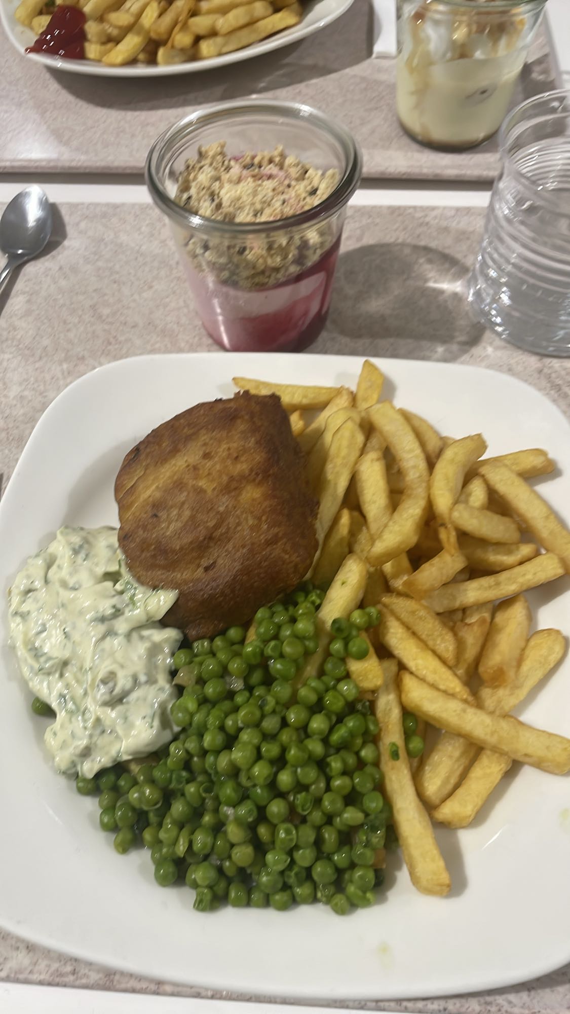 Poisson pané, frites, petits pois