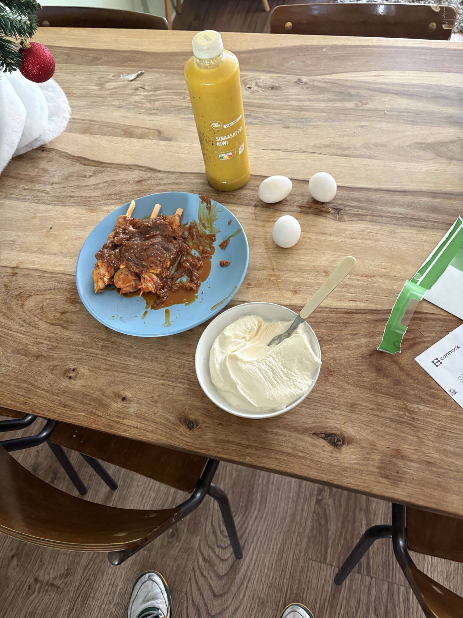 Kipsaté met yoghurt en sap