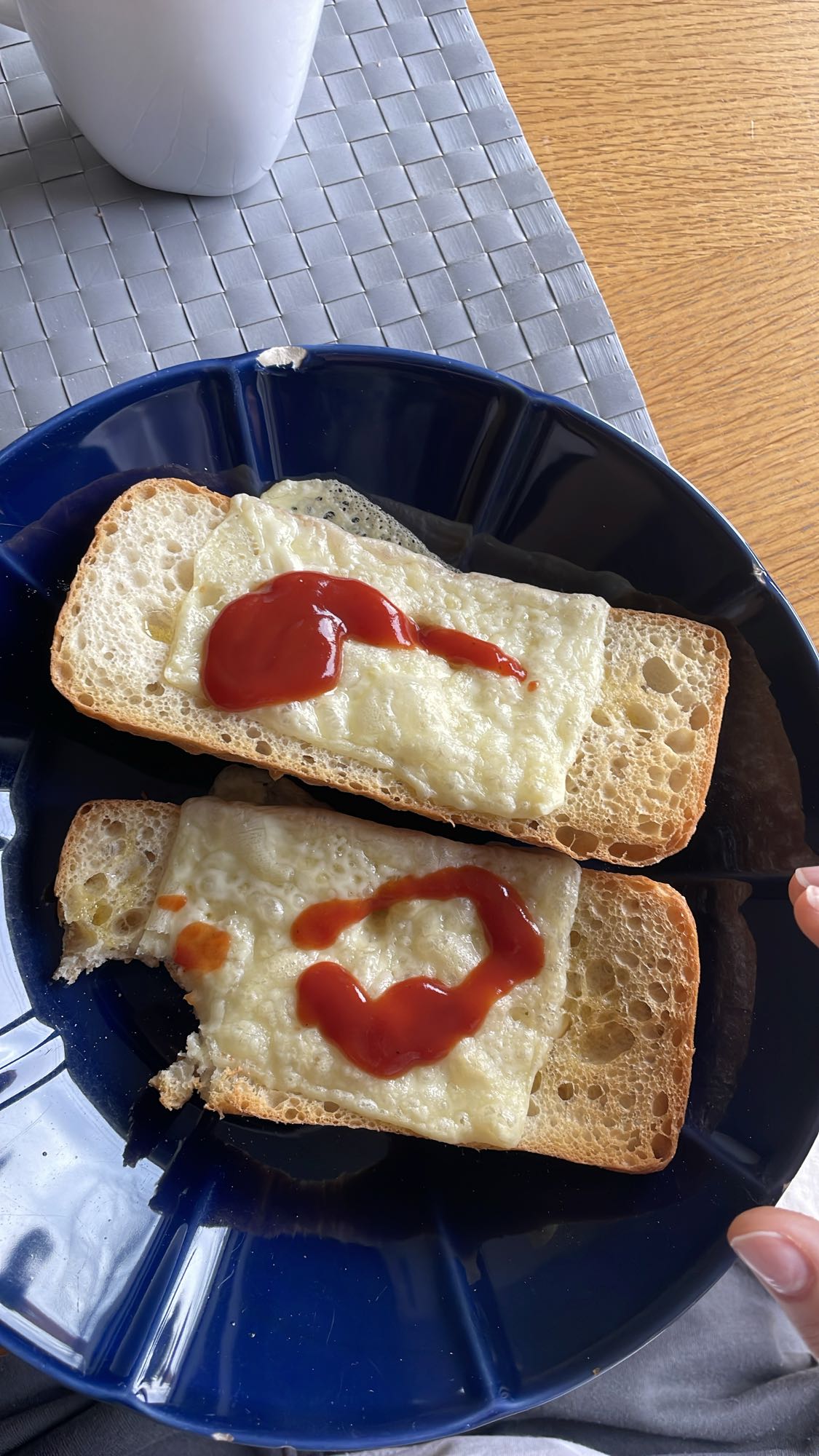 Tost z serem i ketchupem