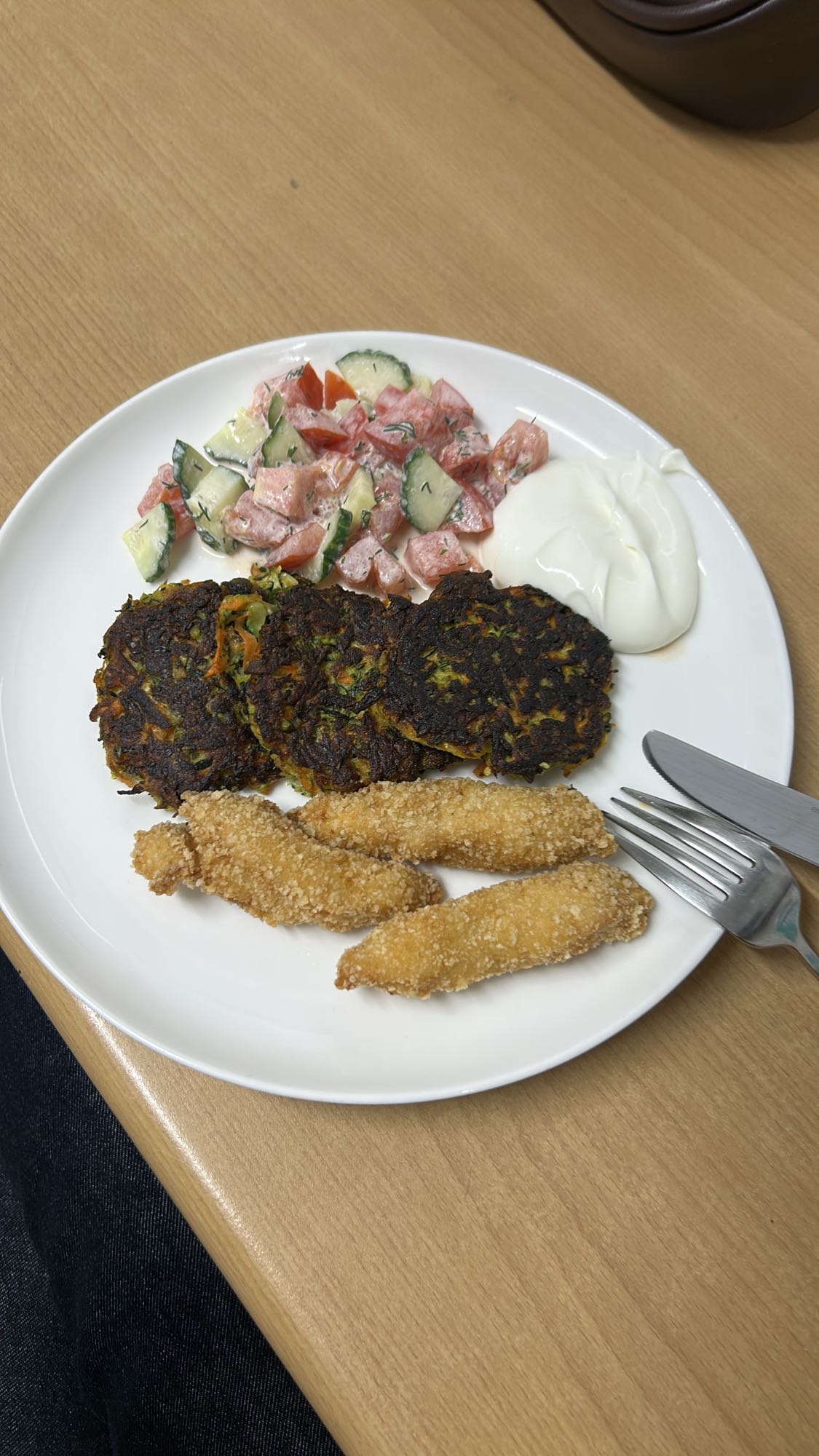 Placki z kurczakiem i sałatką