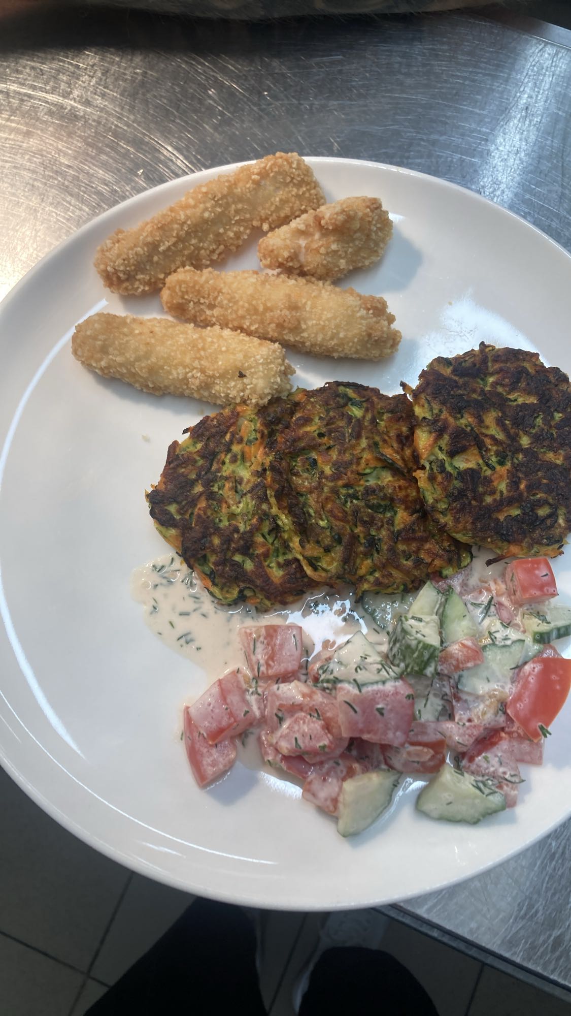 овощные оладьи с салатом