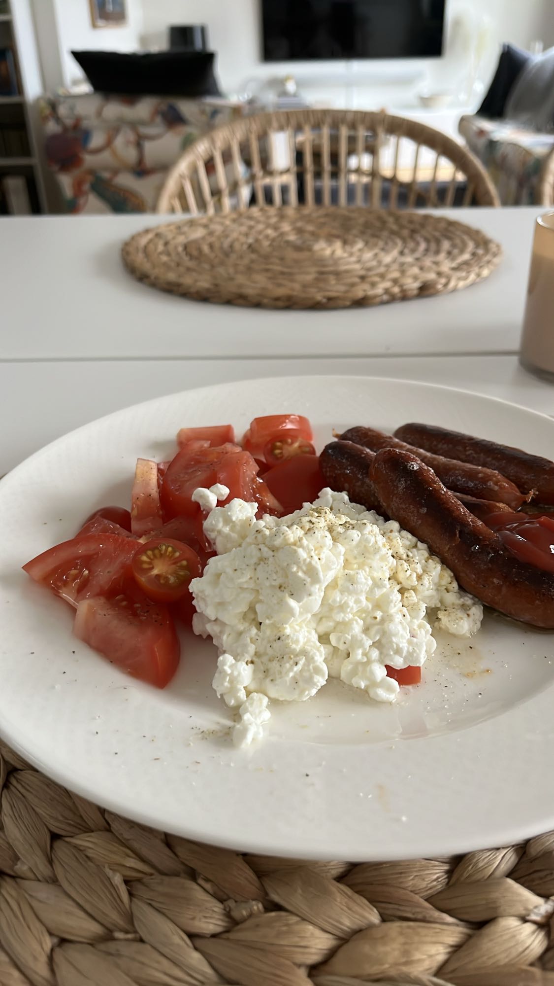 Korv med keso och tomat