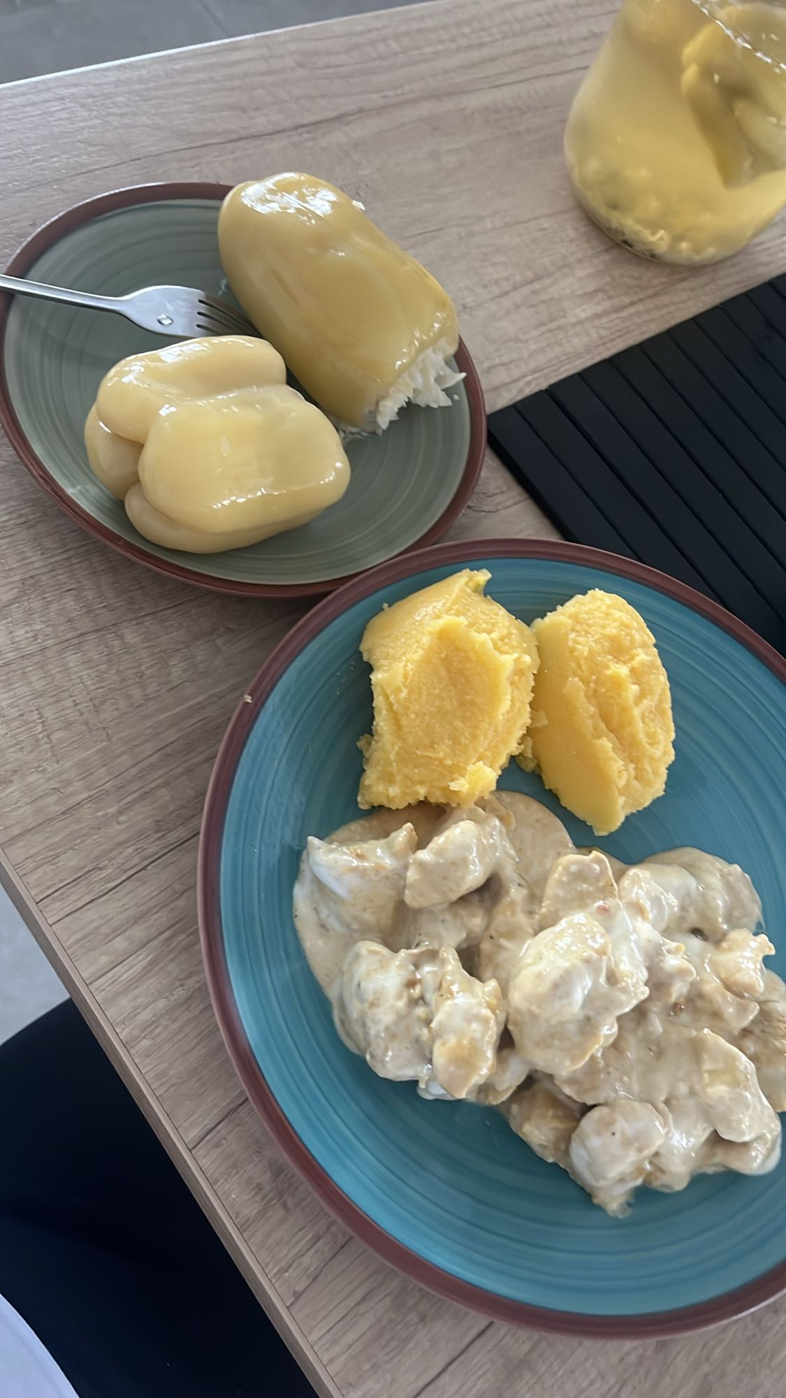 Mămăligă cu pui și ardei umplut