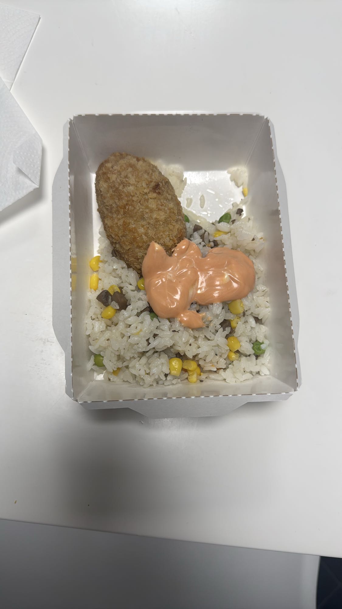 рис с котлетой и соусом