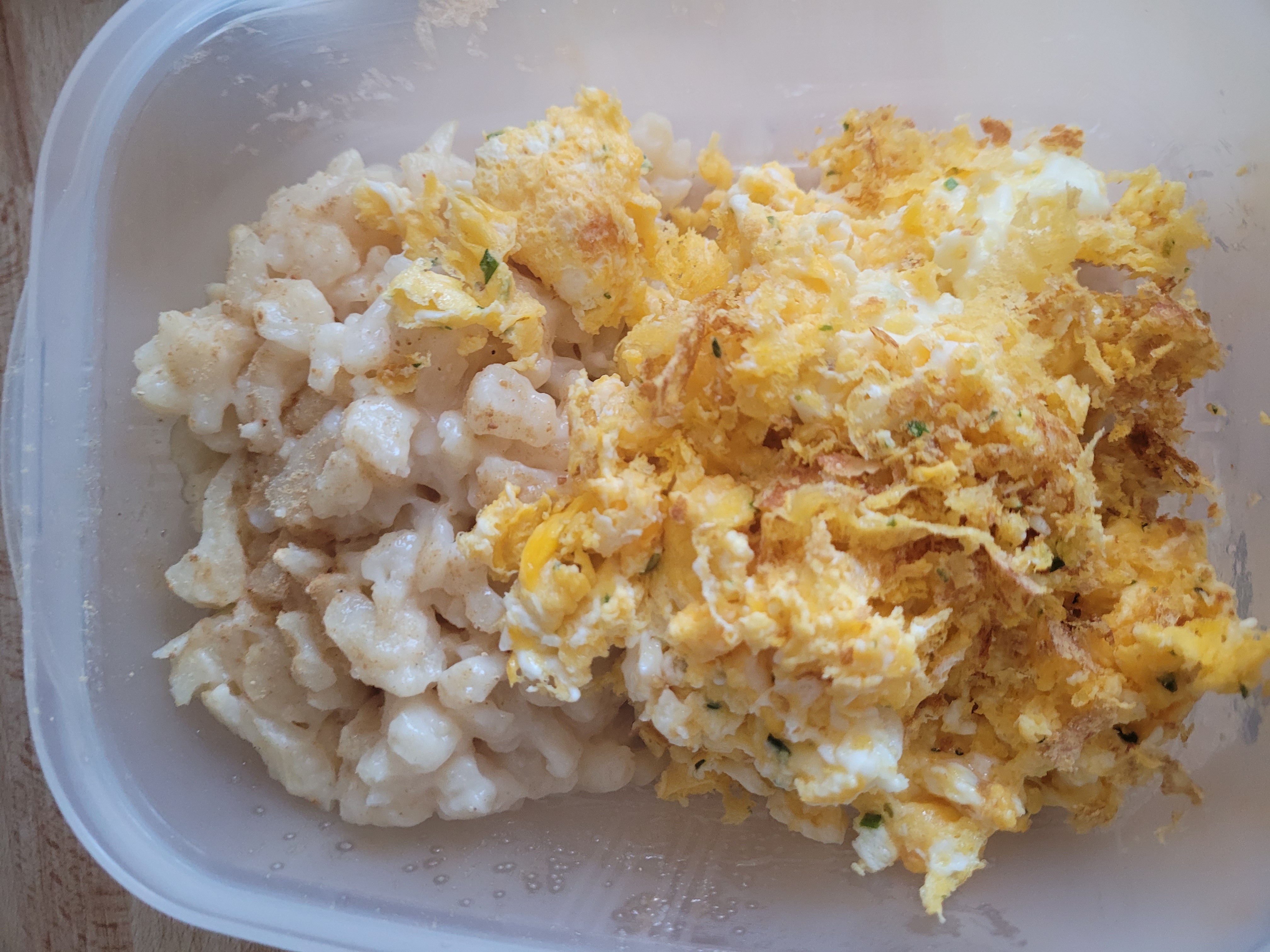 Pâtes et œufs brouillés