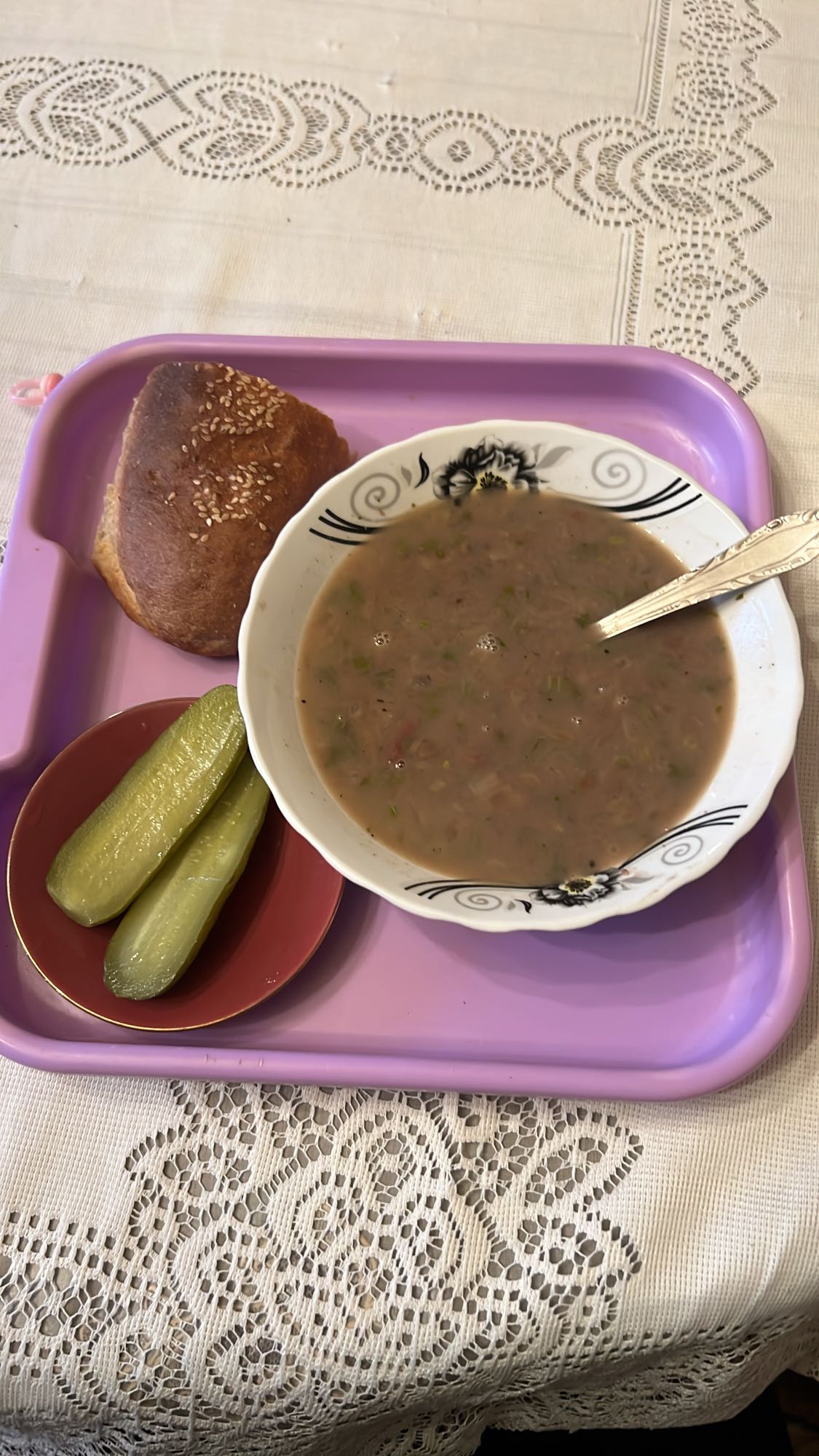 суп с булочкой и огурцами