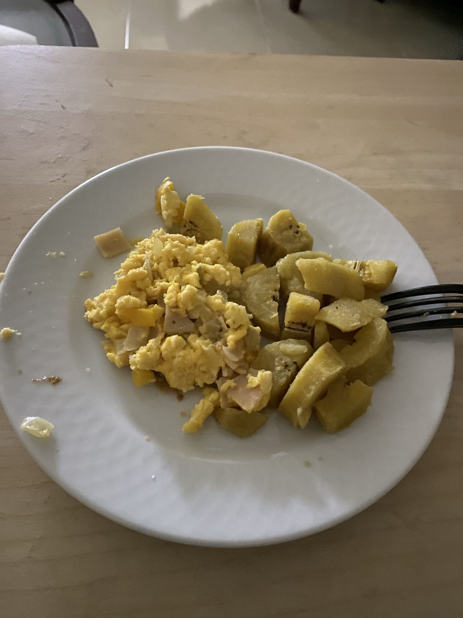 Huevos revueltos y plátano