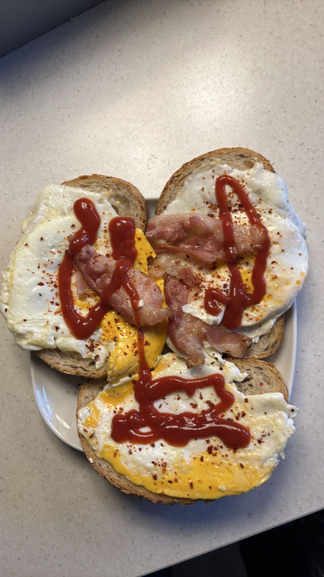 Egg og bacon toast