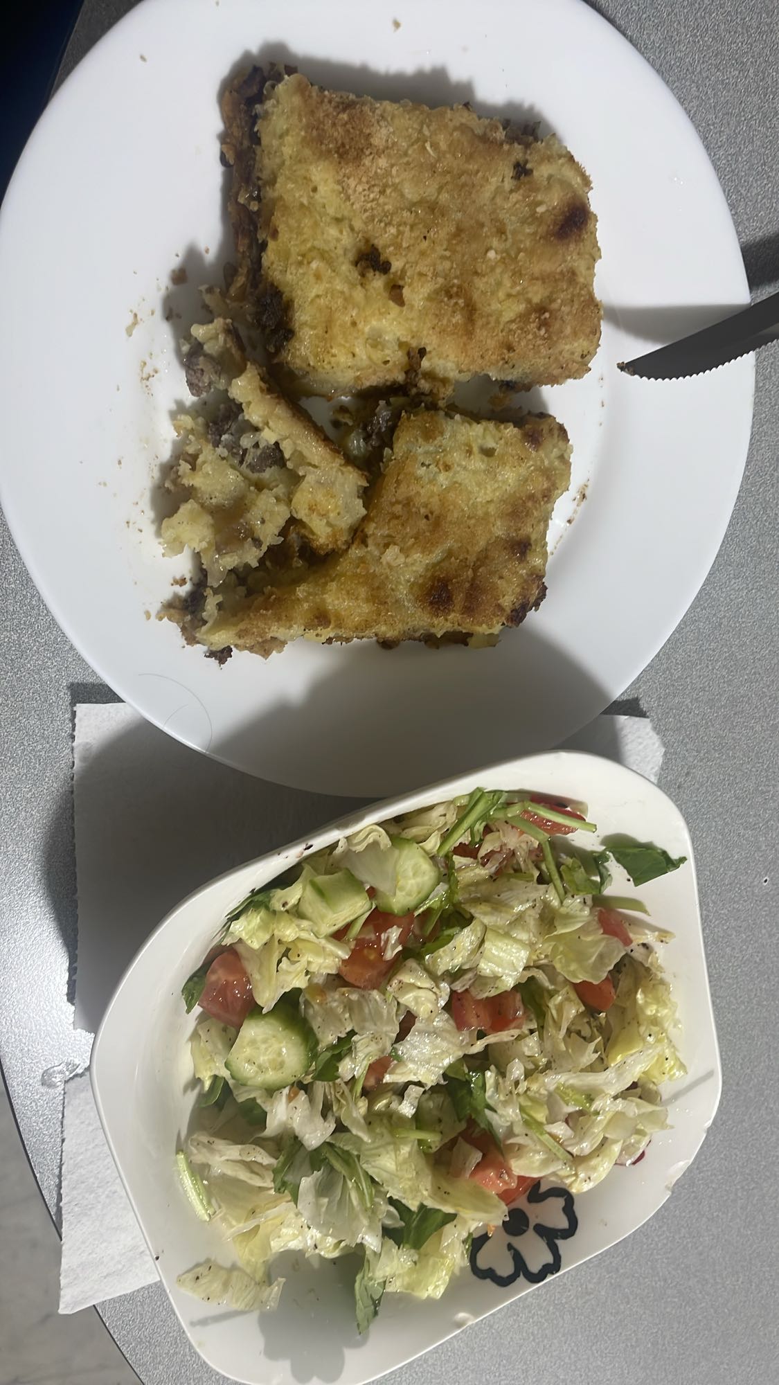 Beef pie with salad