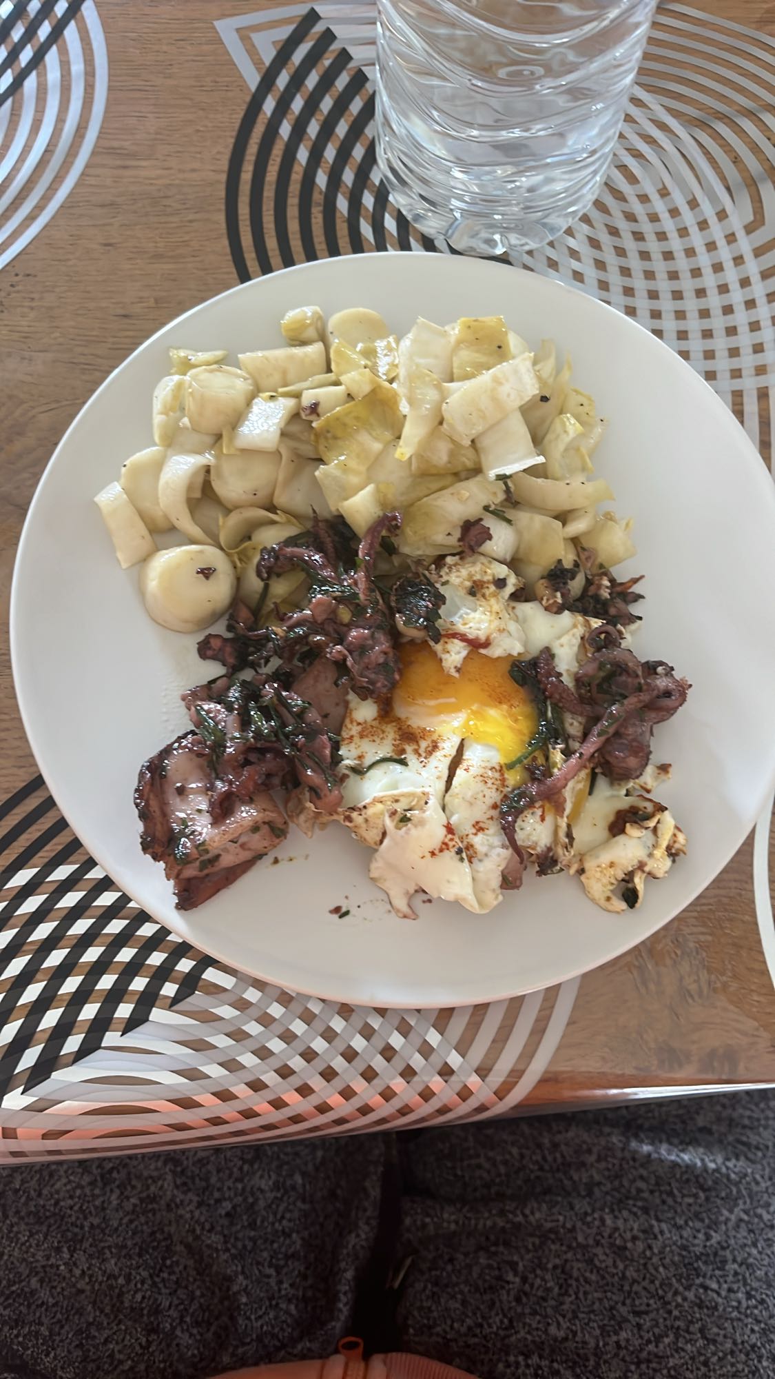 Poulpe, œuf et salade