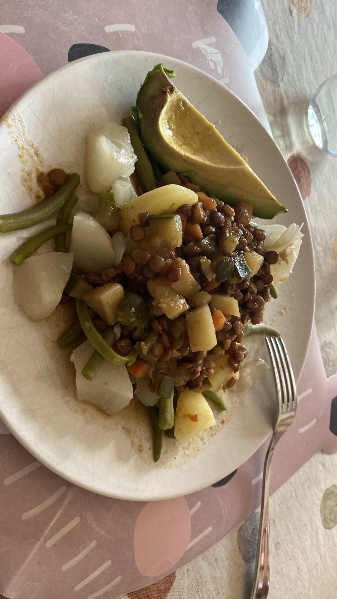 Lentejas con verduras y aguacate