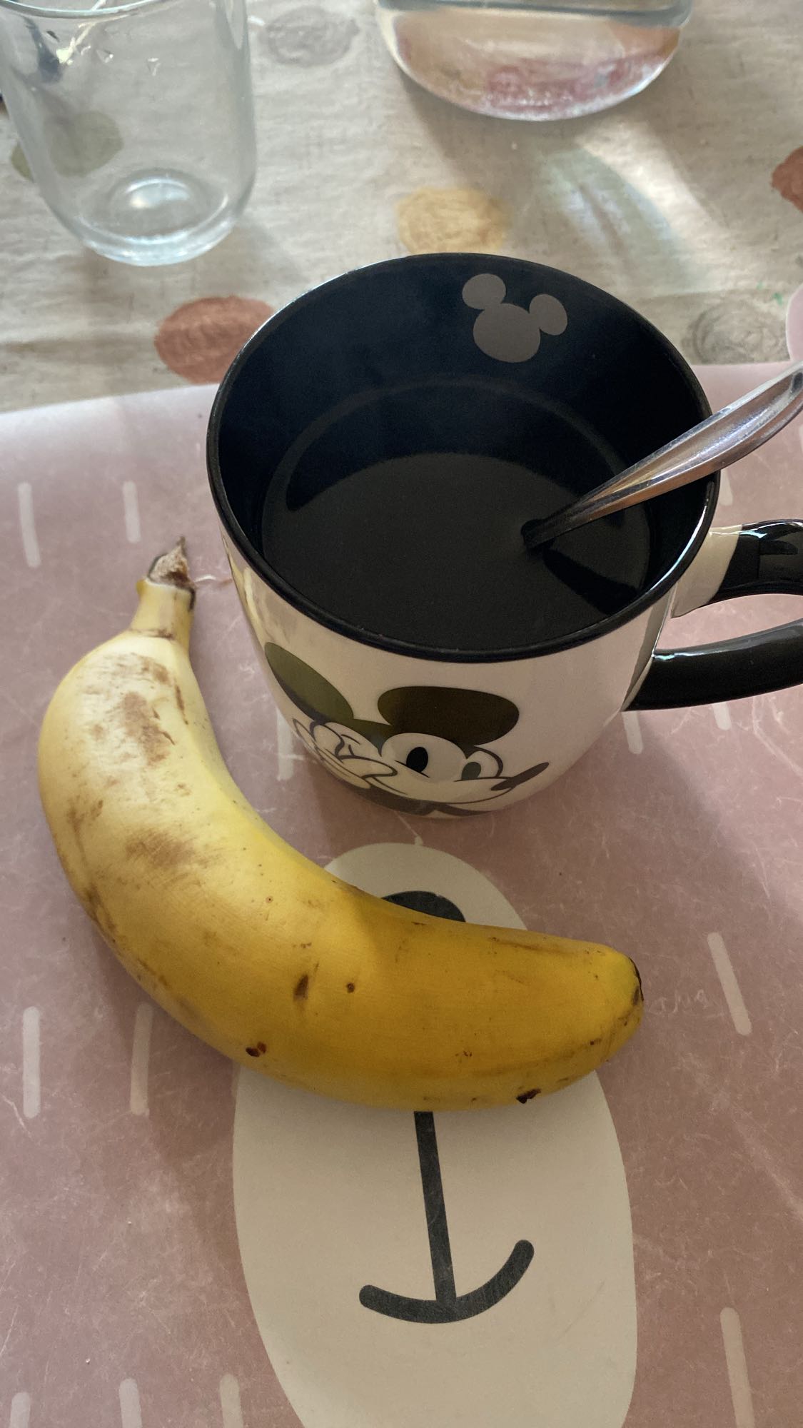 Plátano y café negro