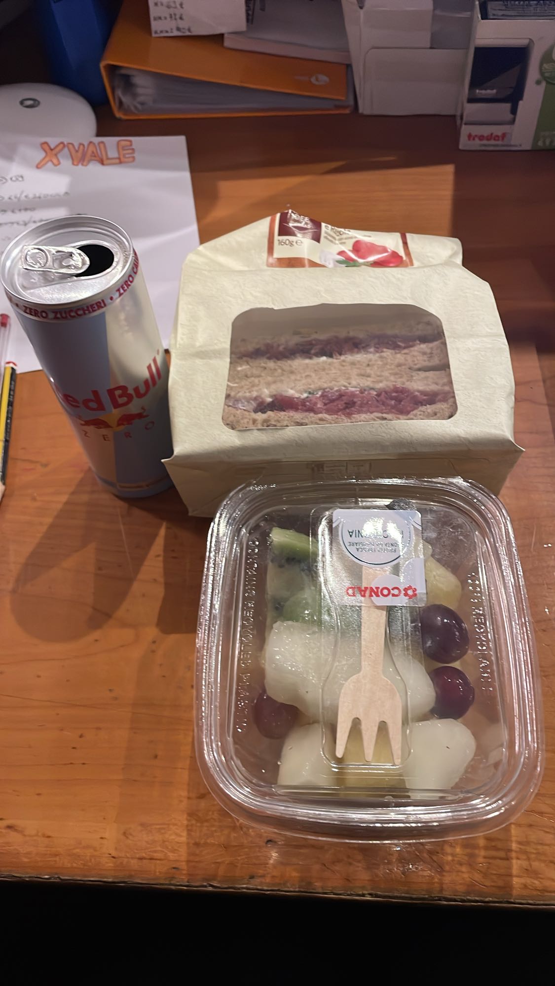 Sandwich e frutta mista