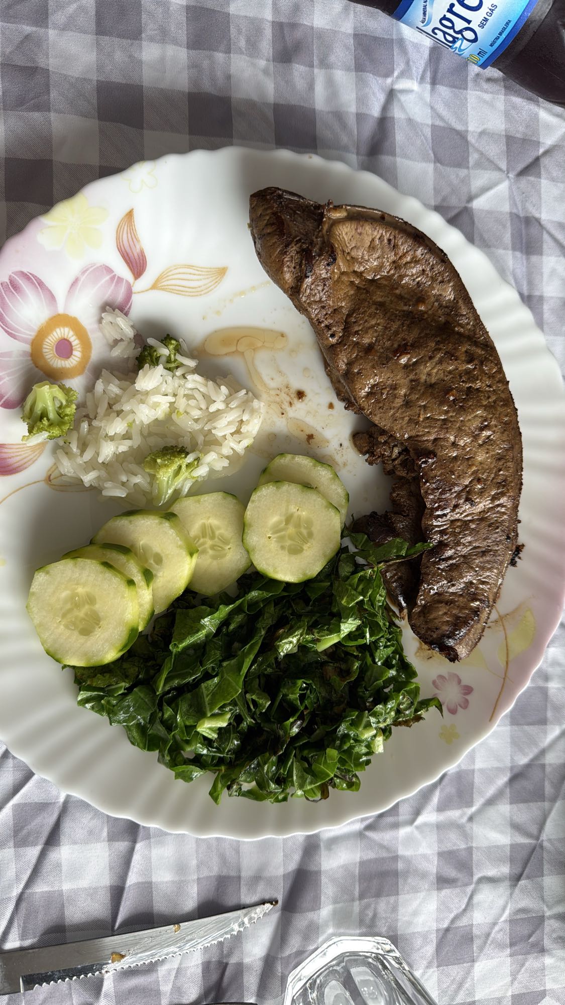 Fígado com arroz e salada