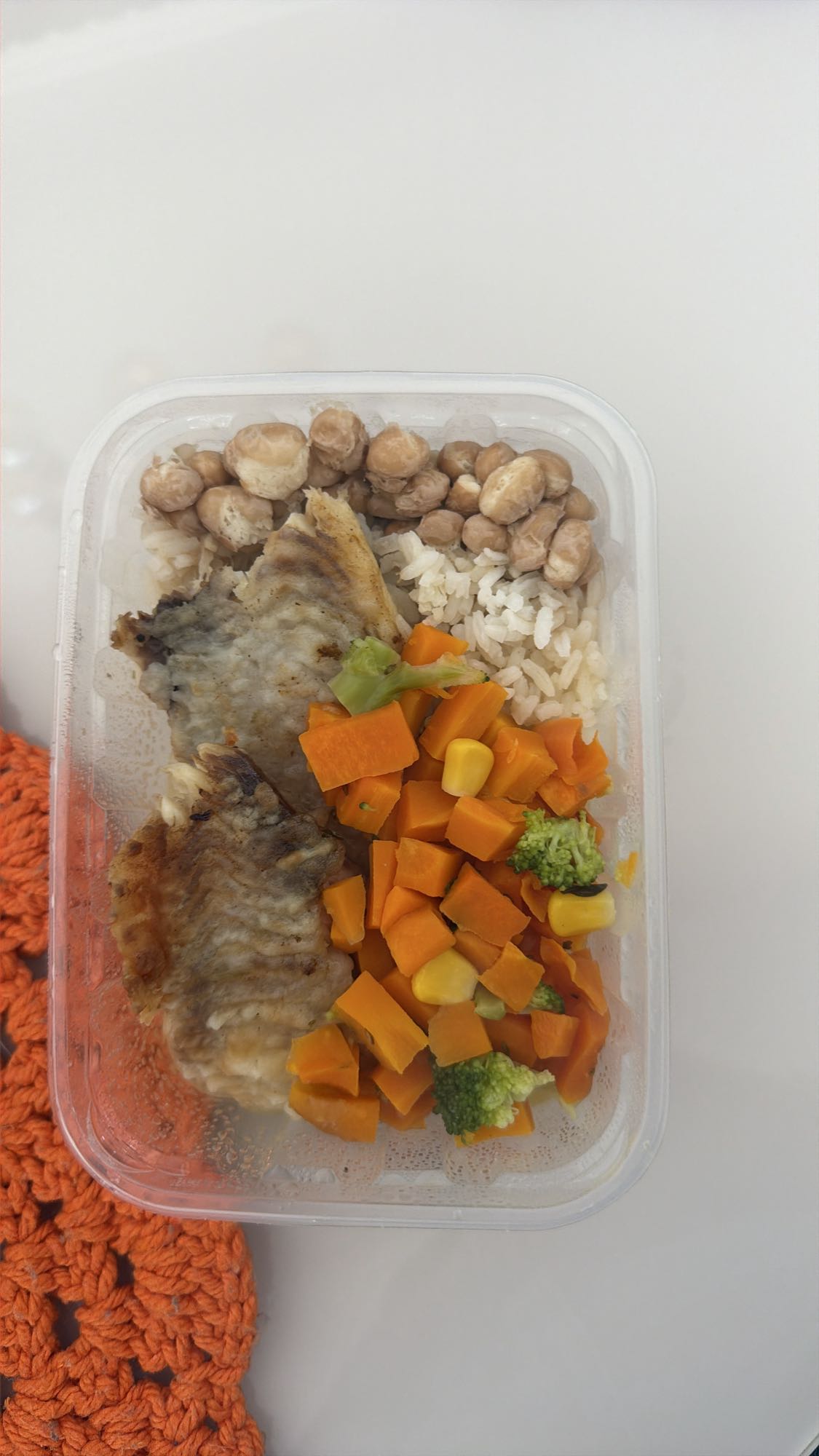 Peixe com legumes e arroz