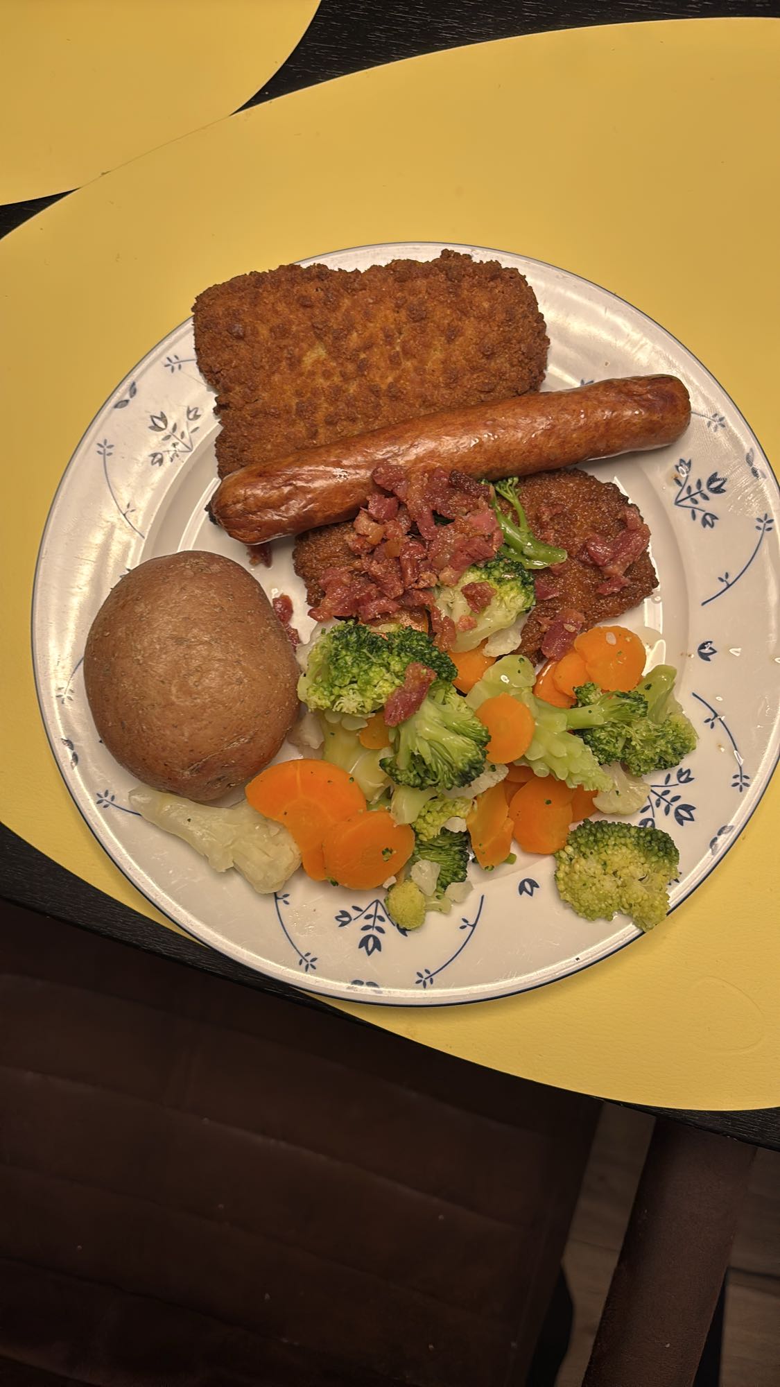 Kyllingsnitsel, pølse. Brokrliblanding, potet