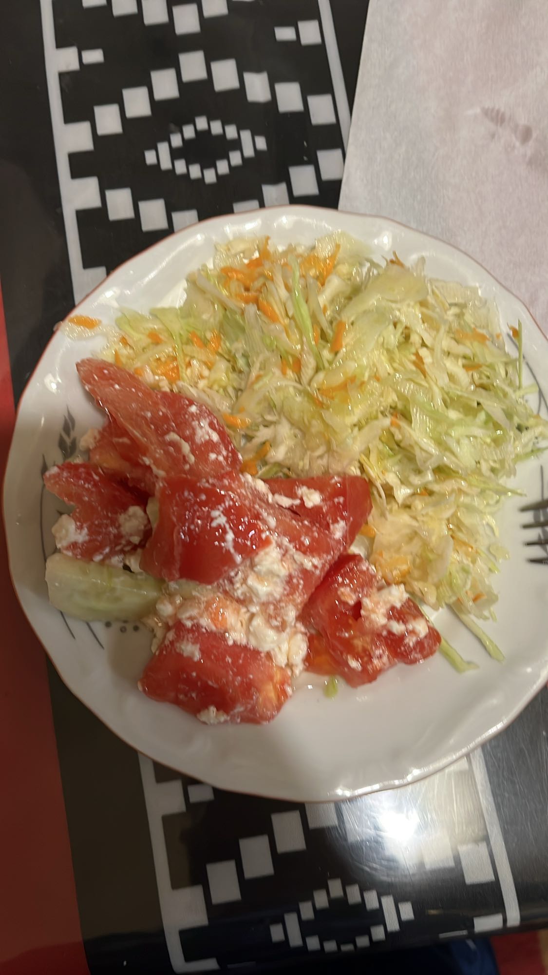 Салата с домати и зеле